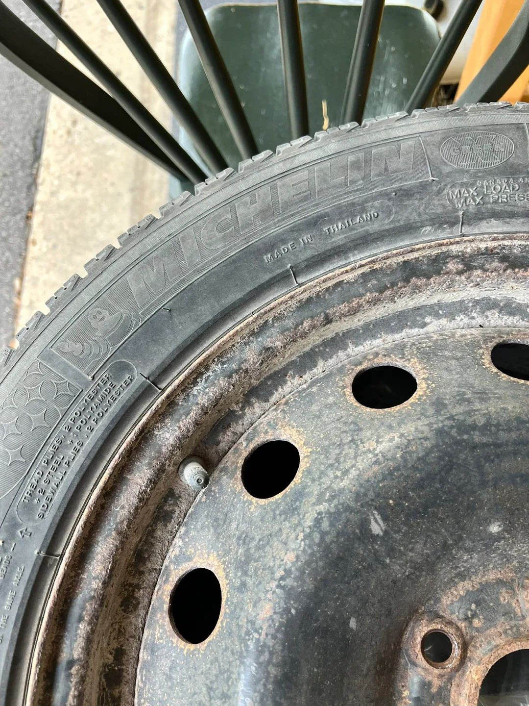 4 Michelin 215/55R17 winter Tires on Rim image indicator(3)
