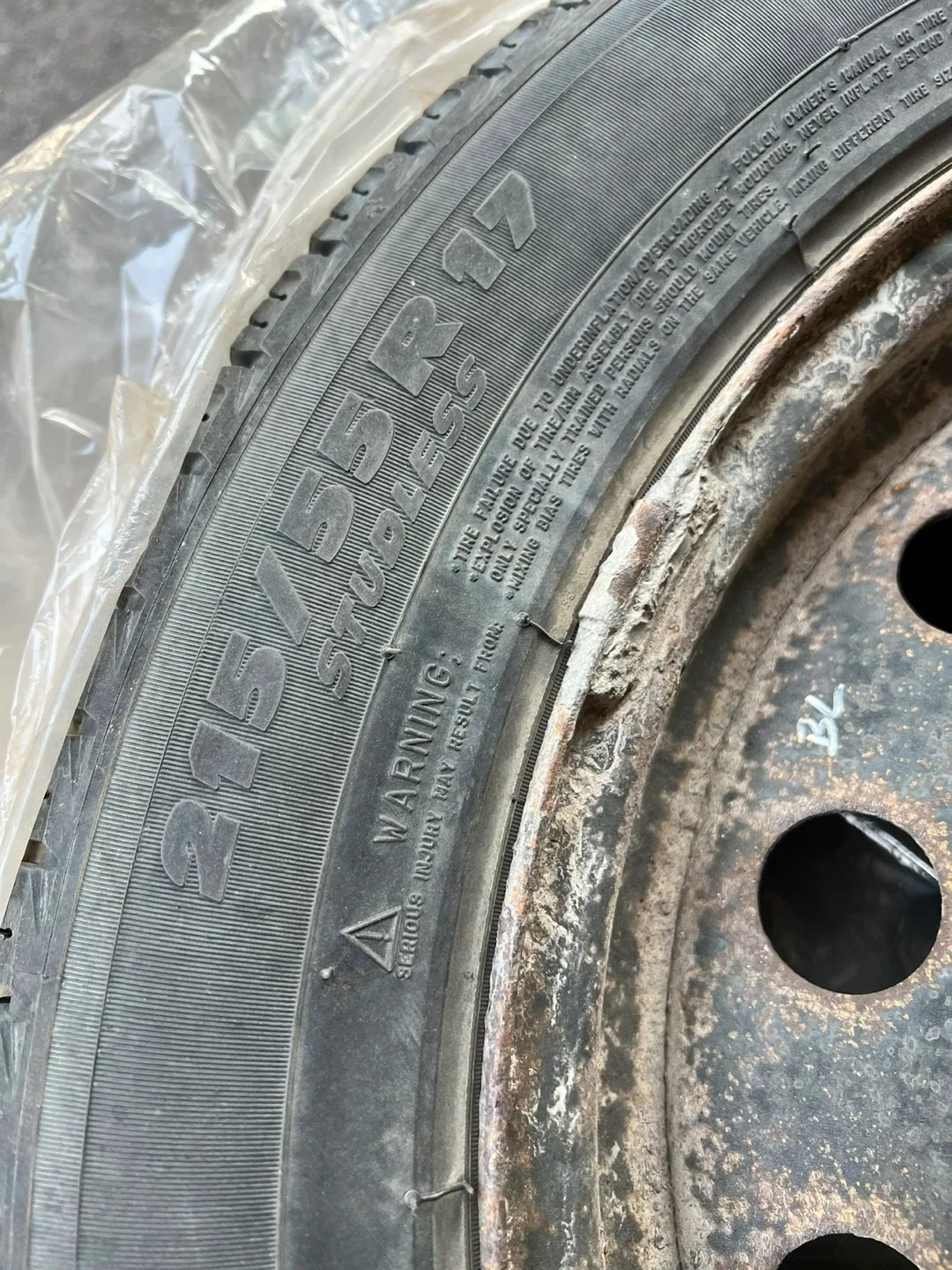 4 Michelin 215/55R17 winter Tires on Rim image indicator(2)