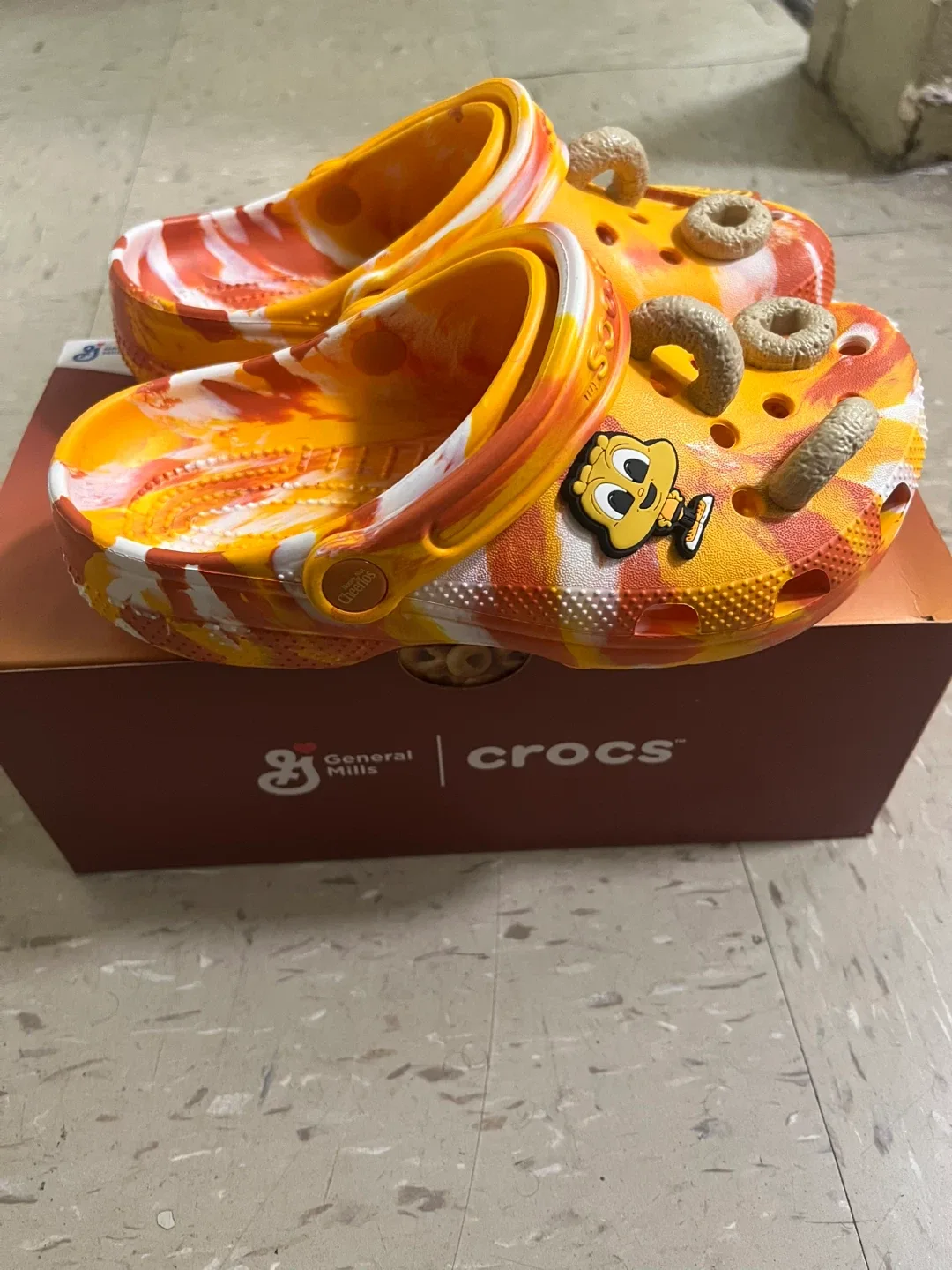 NEW SIZE 5Y Crocs x Honey Nut Cheerios Clogs image indicator(4)