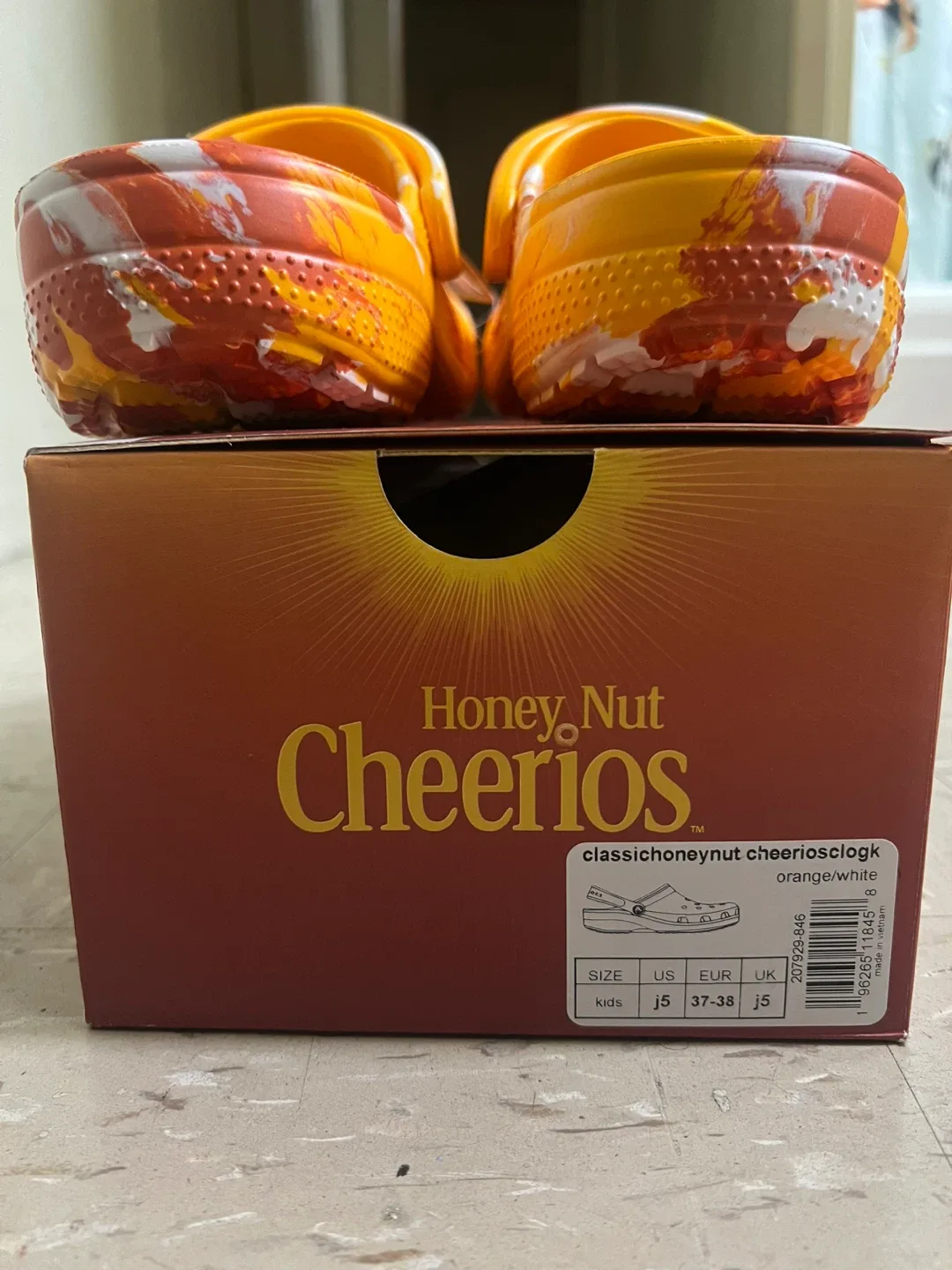 NEW SIZE 5Y Crocs x Honey Nut Cheerios Clogs image indicator(6)