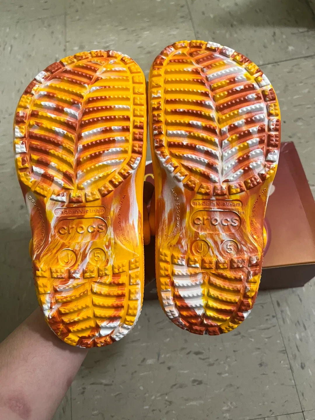 NEW SIZE 5Y Crocs x Honey Nut Cheerios Clogs image indicator(5)