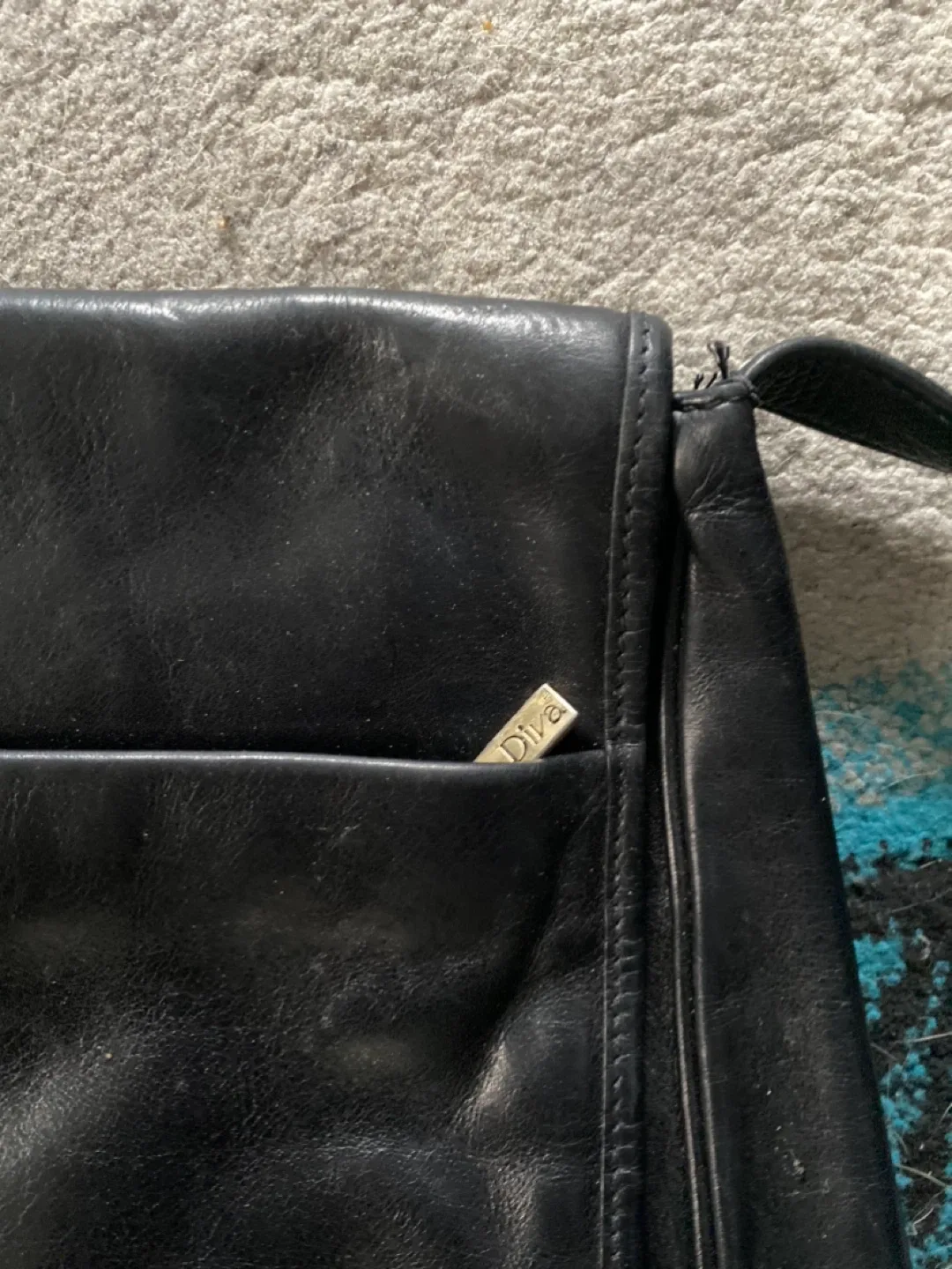 La Diva Black Leather Shoulder Bag image indicator(5)