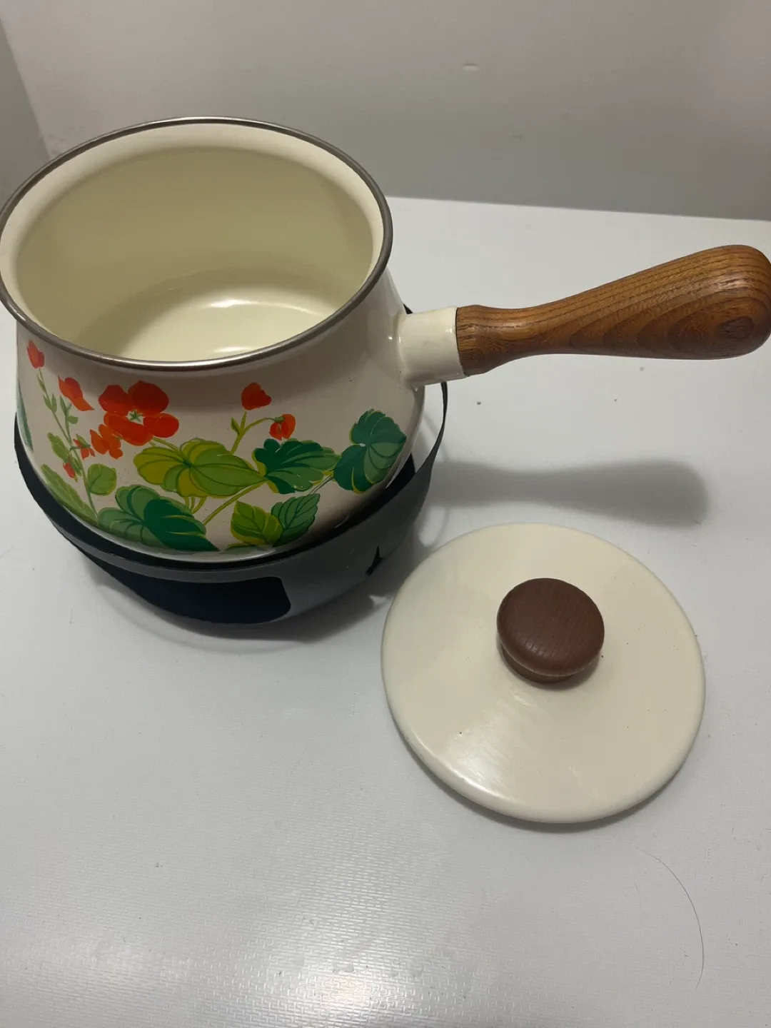Vintage Fondue Set with Enamel Pot image indicator(2)