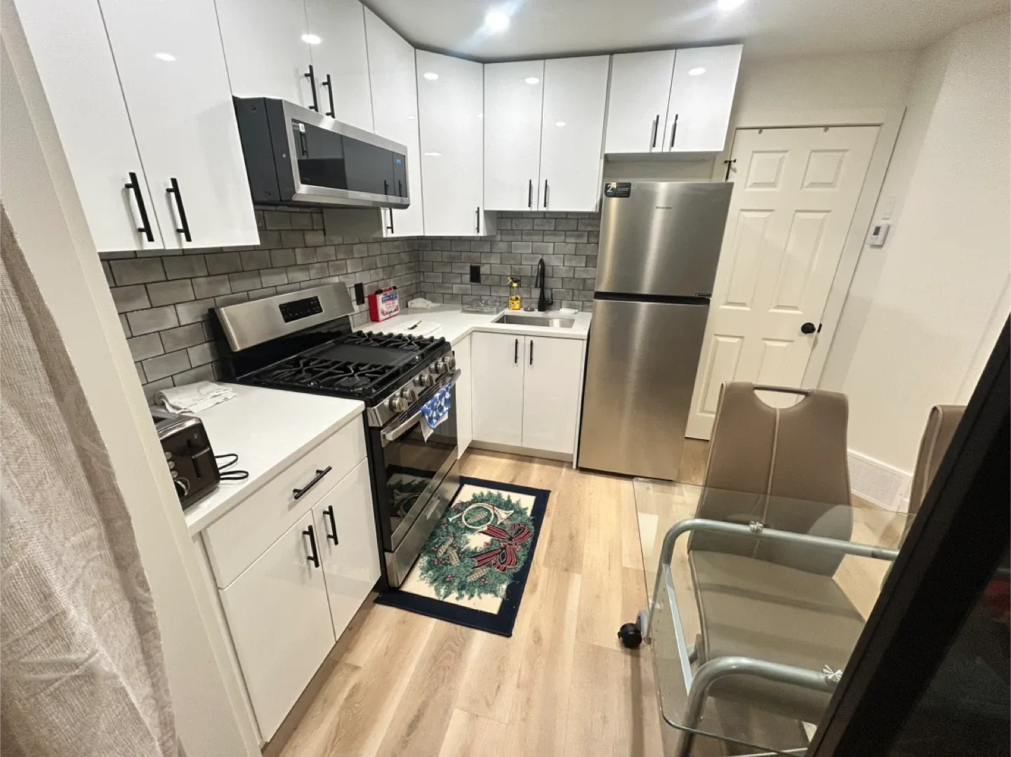 Basement Suite for rent image indicator(4)