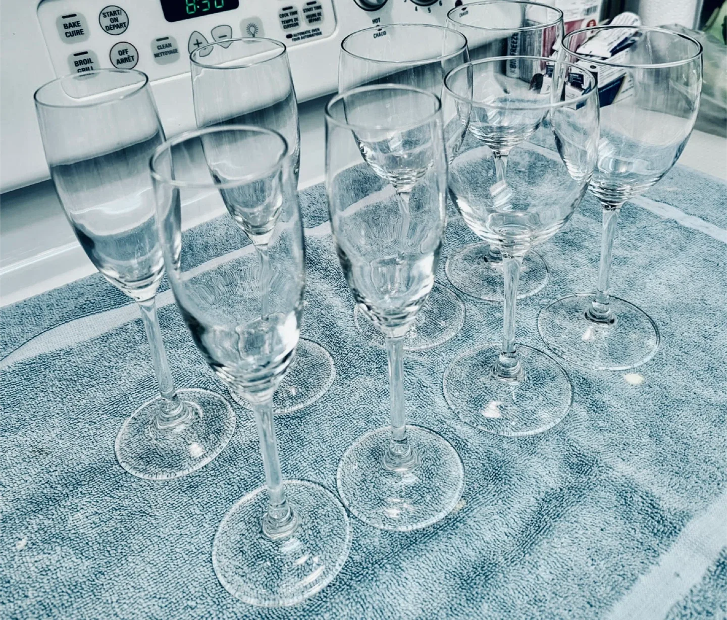 Set of 8 Glasses - 4 Champagne Flutes & 4 Wines thumbnail