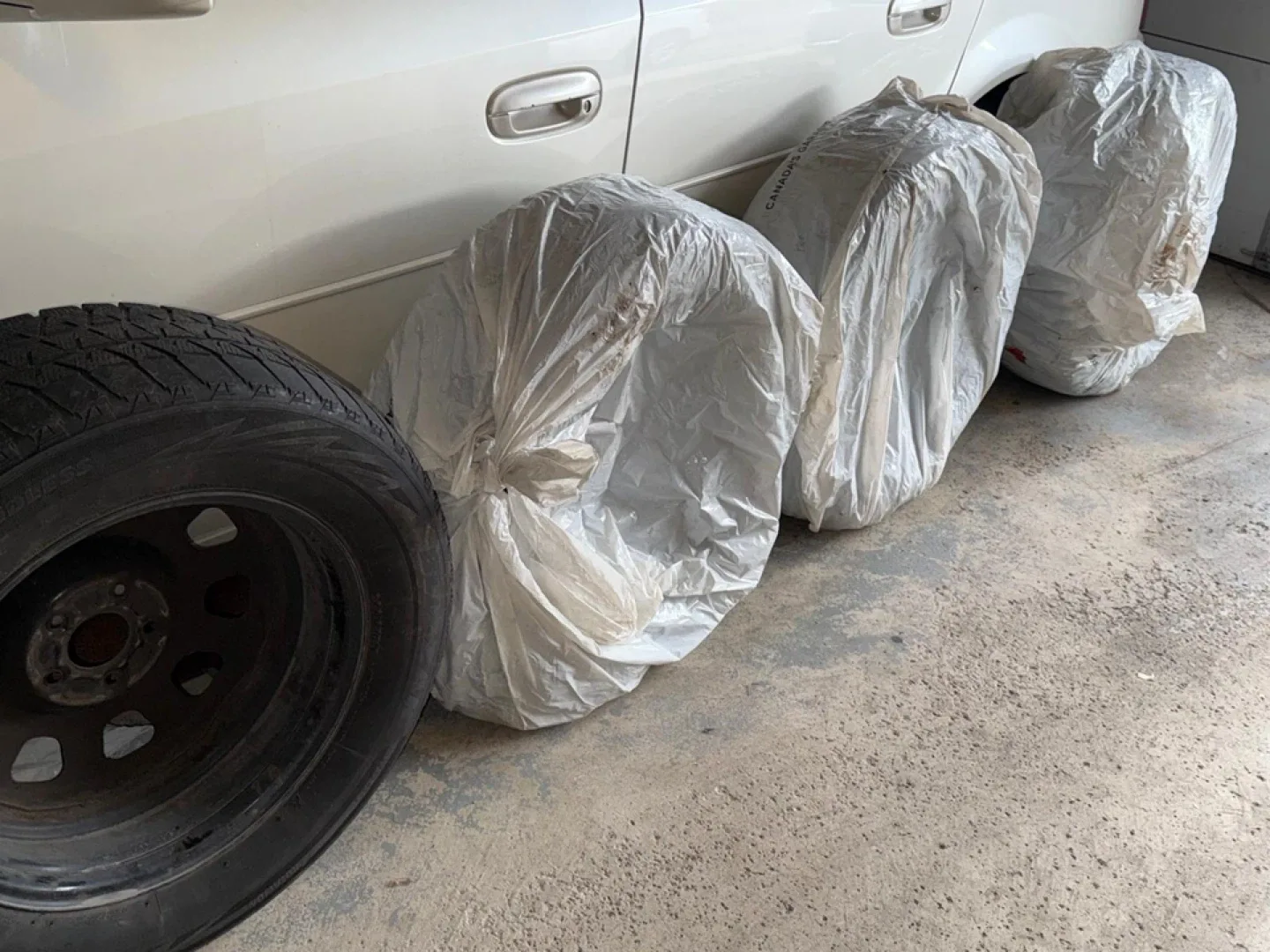 235 65R17 - Bridgestone Blizzak Winter Tire with Rims image indicator(4)