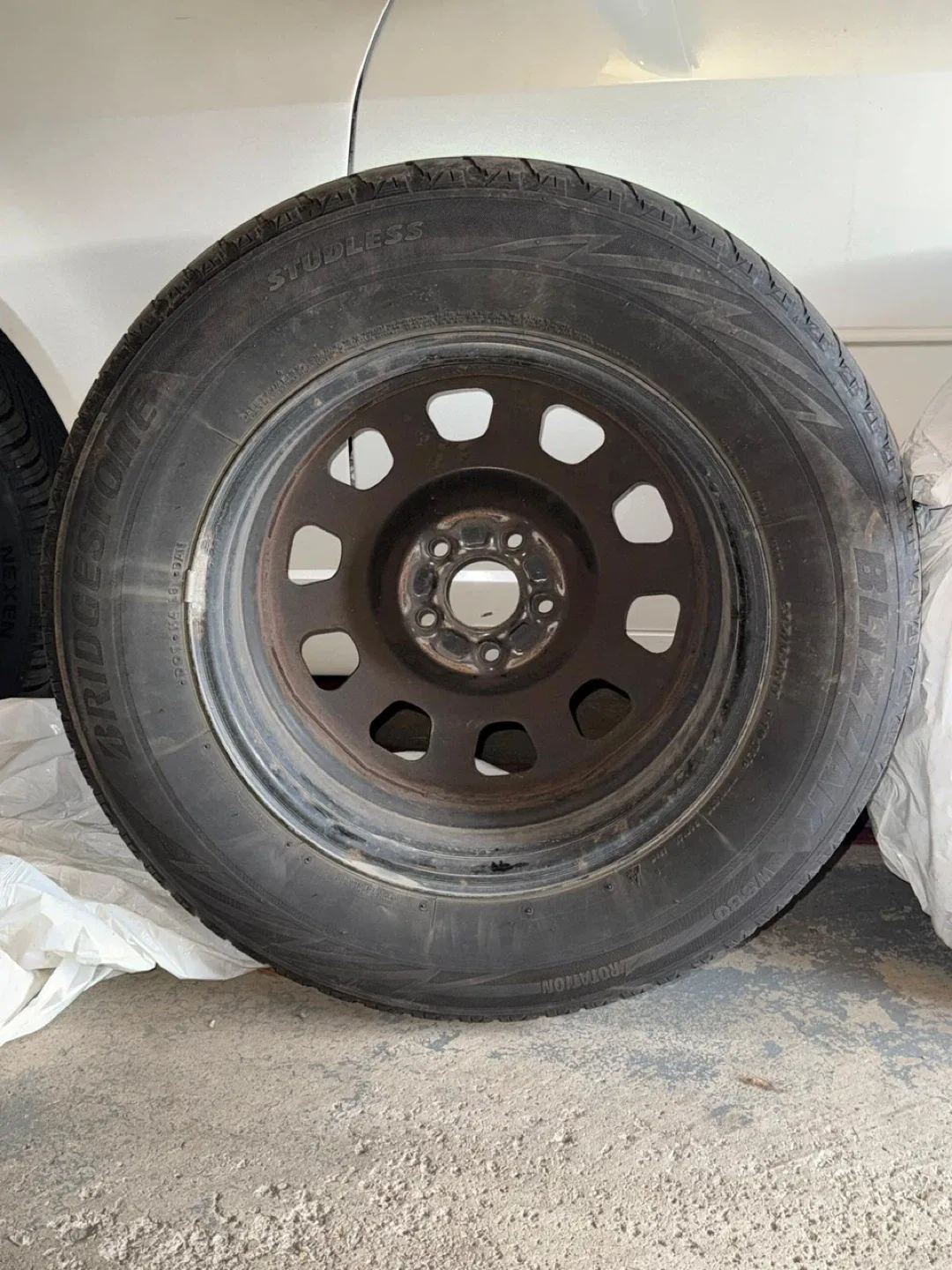 235 65R17 - Bridgestone Blizzak Winter Tire with Rims image indicator(3)