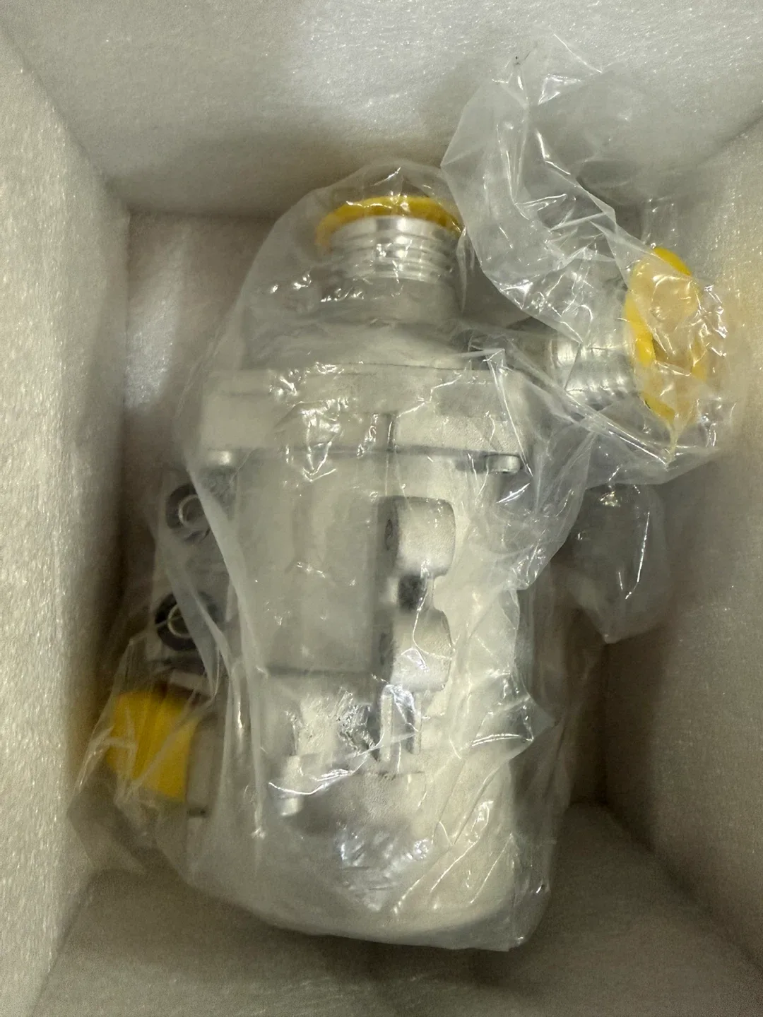 REVO Electric Water Pump & Bolts Replacement for BMW image indicator(4)