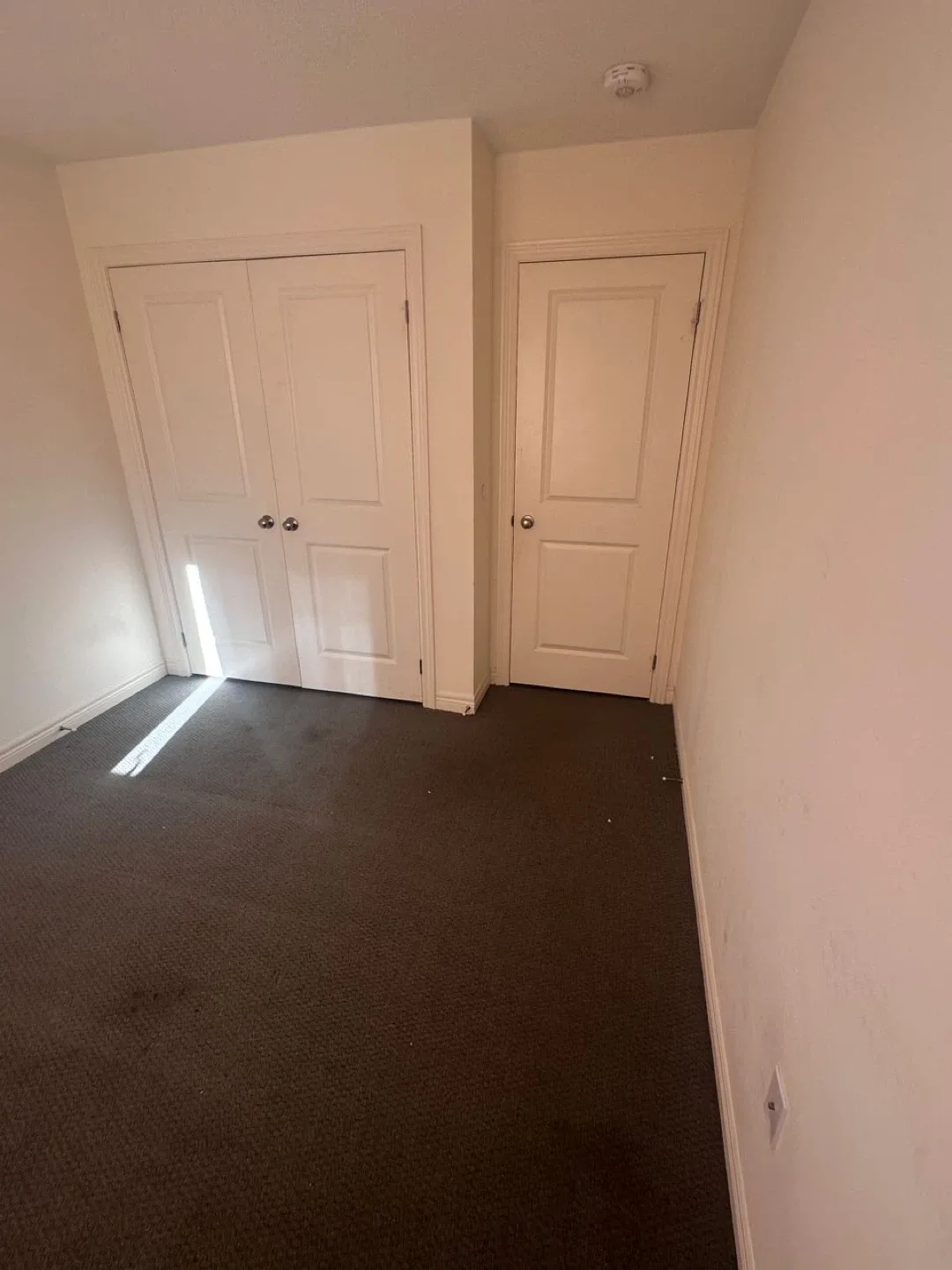 Available room for rent image indicator(3)