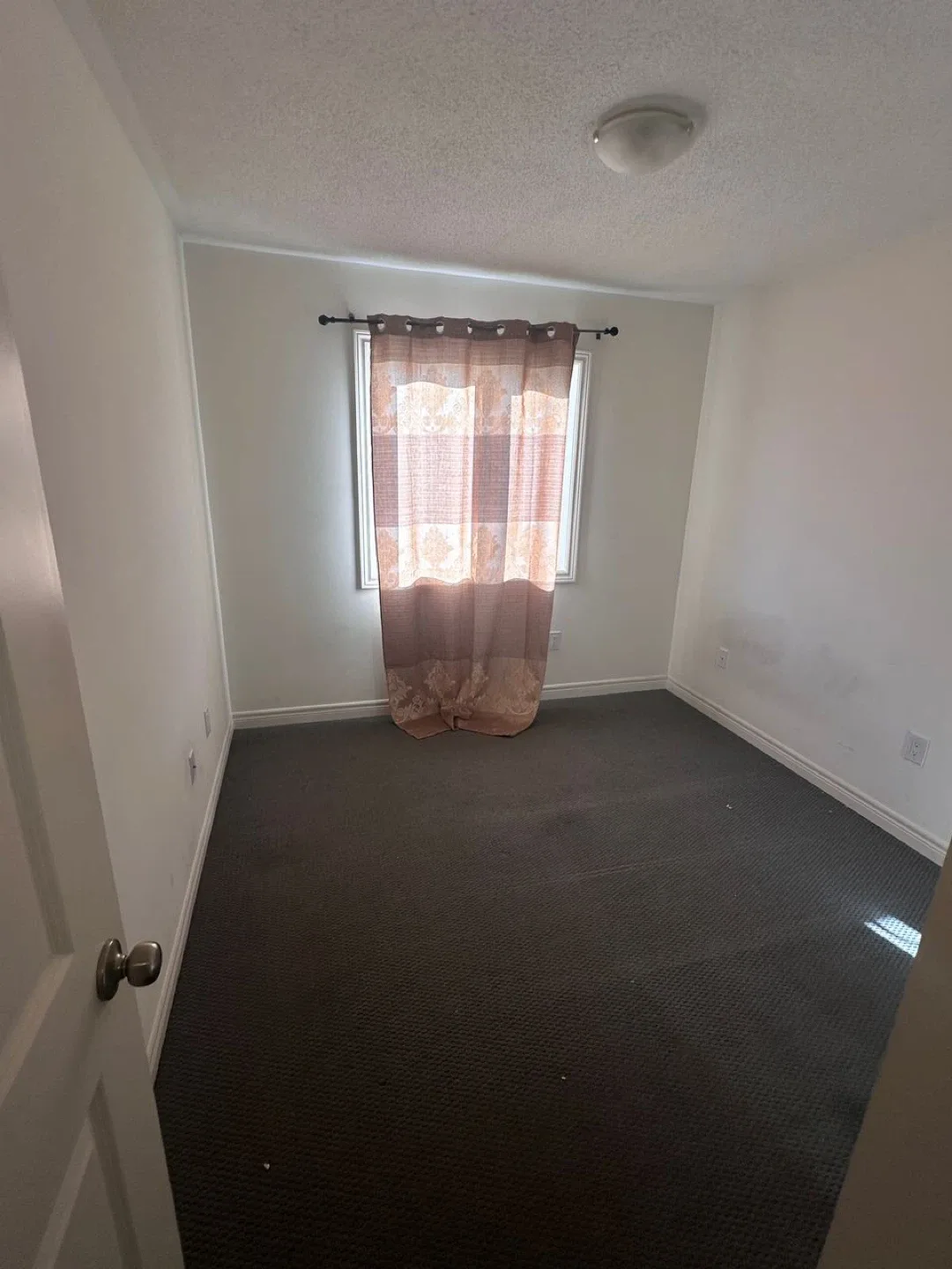 Available room for rent image indicator(5)