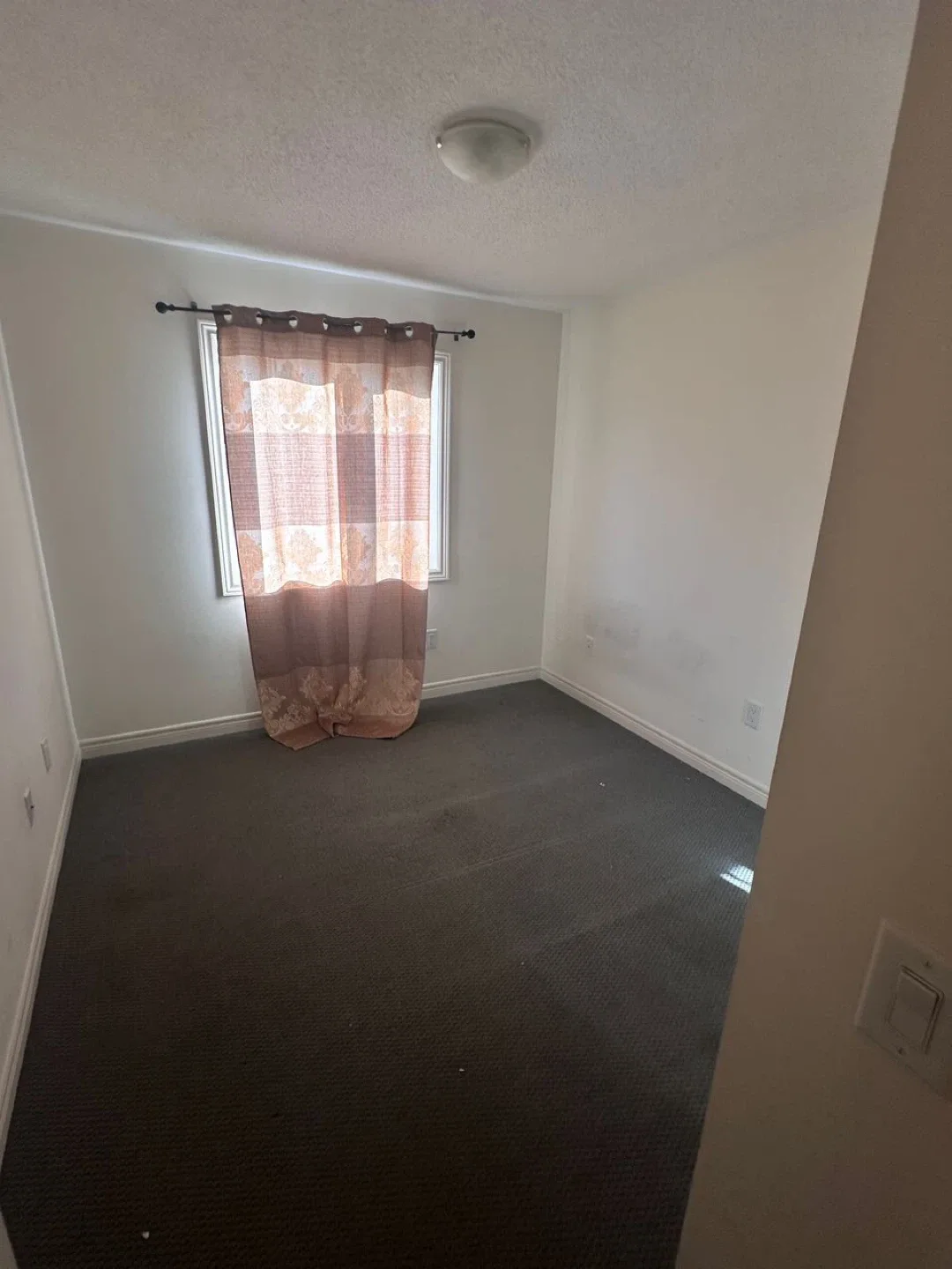 Available room for rent image indicator(7)