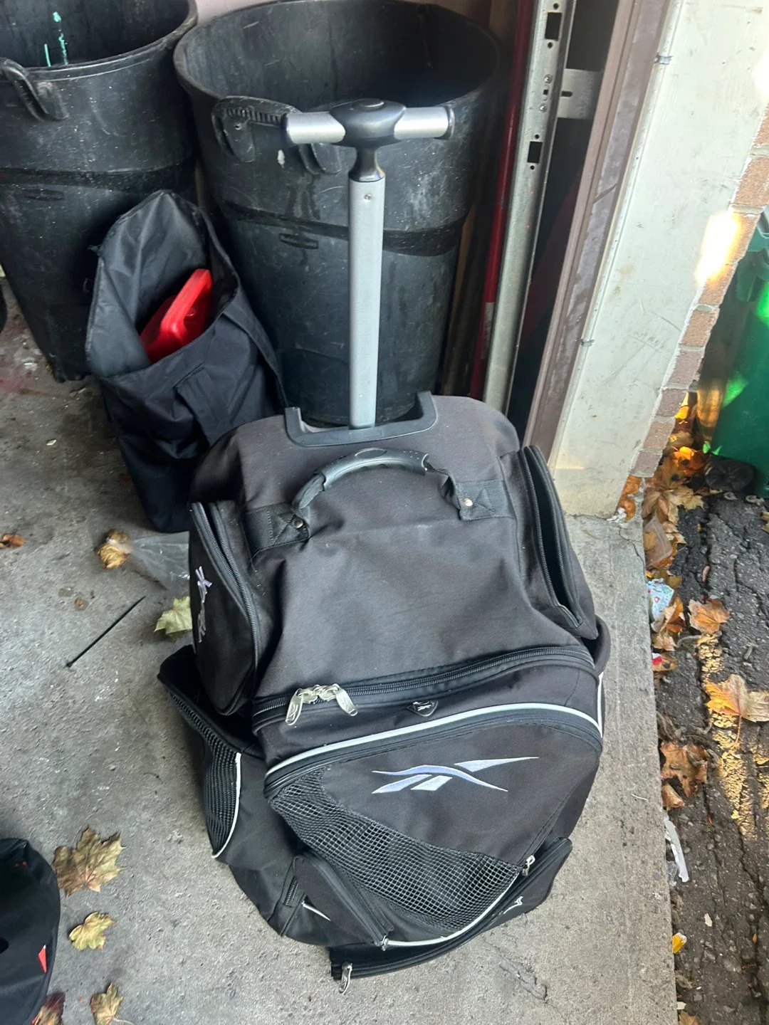 Reebok Black Wheeled Hockey Bag image indicator(3)