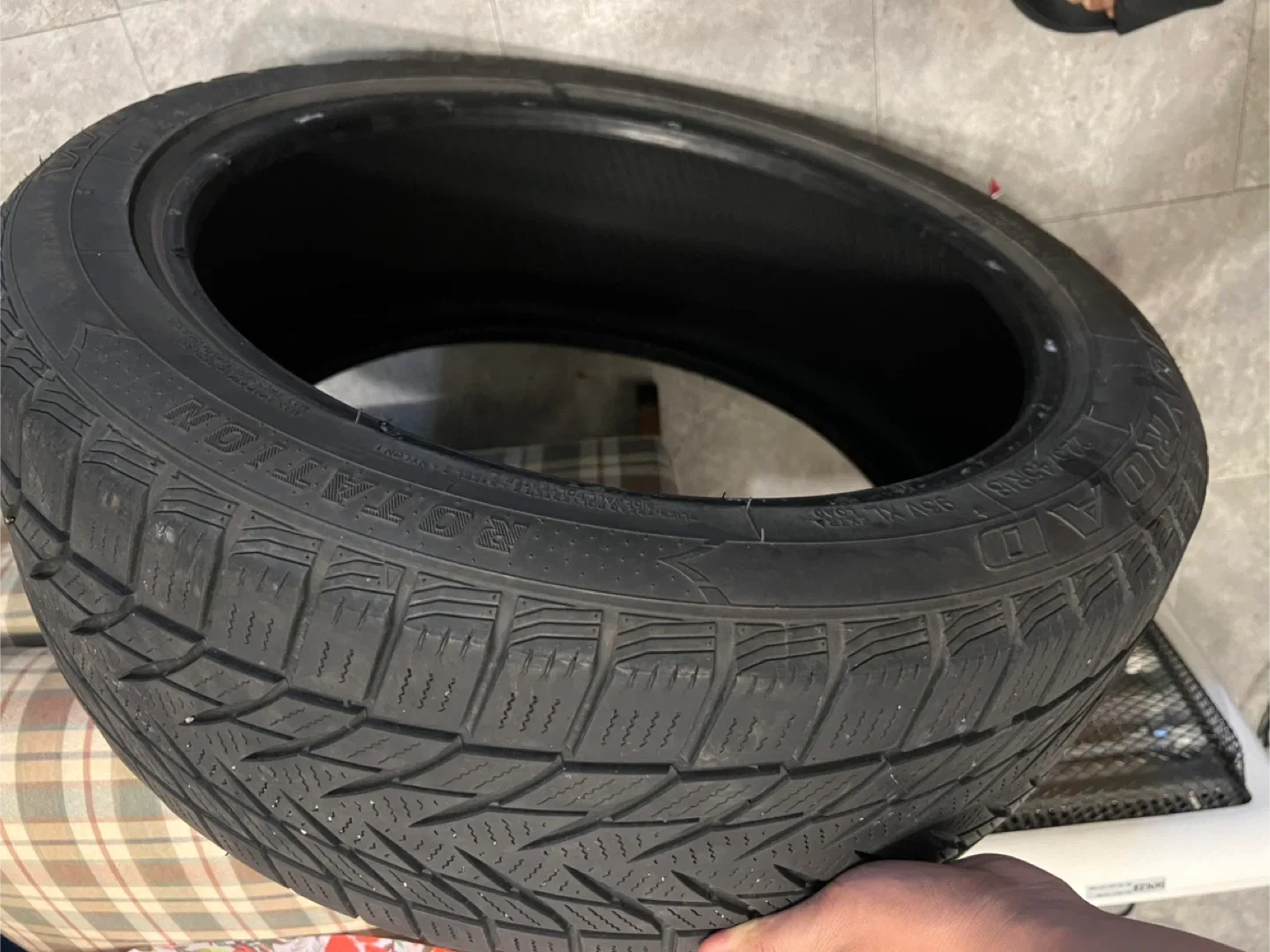 Winter tire 225/45R18 single image indicator(2)