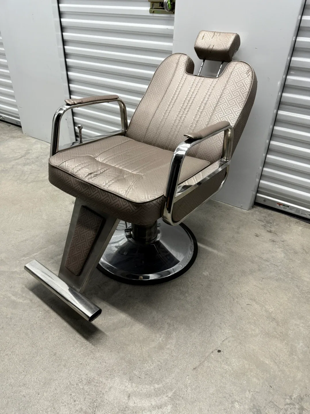 Vintage Barber Chair - Tan - Chrome Base Mid Century Style image indicator(3)
