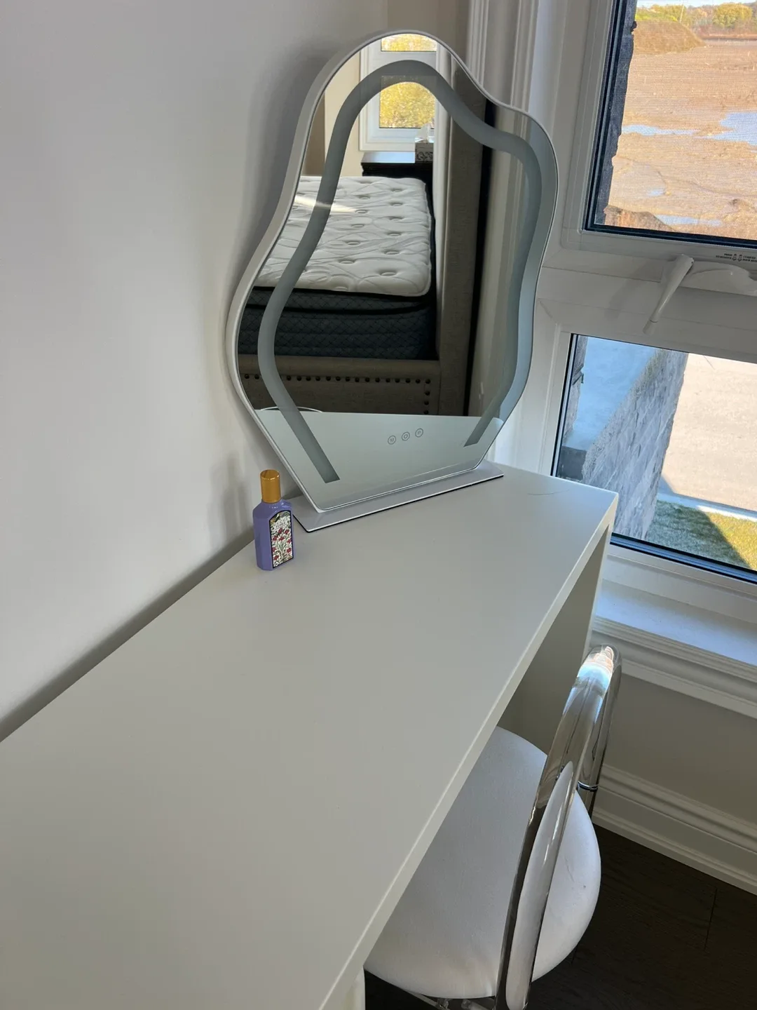 Moving sale Vanity Table with Lighted Mirror image indicator(2)