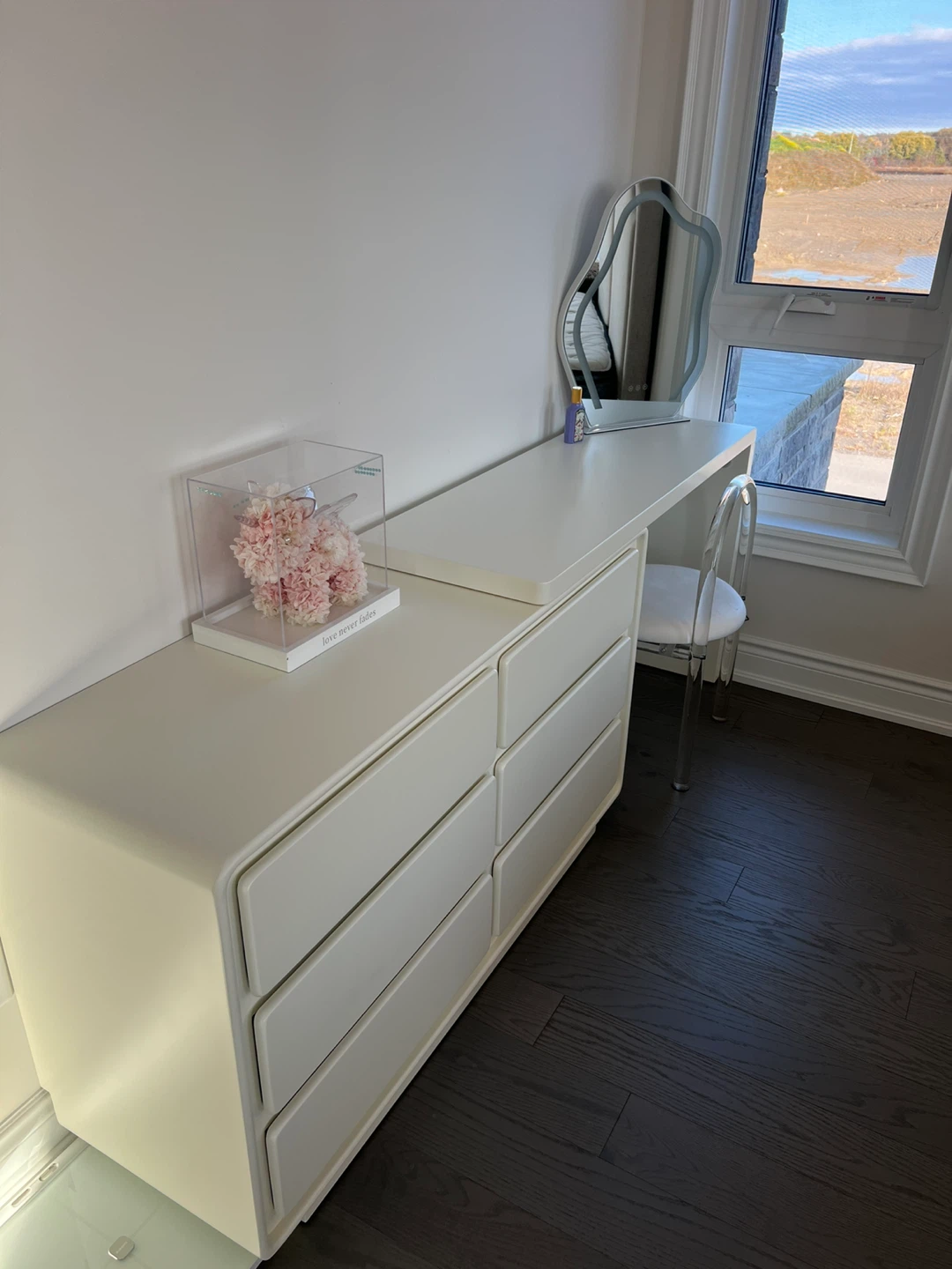 Moving sale Vanity Table with Lighted Mirror