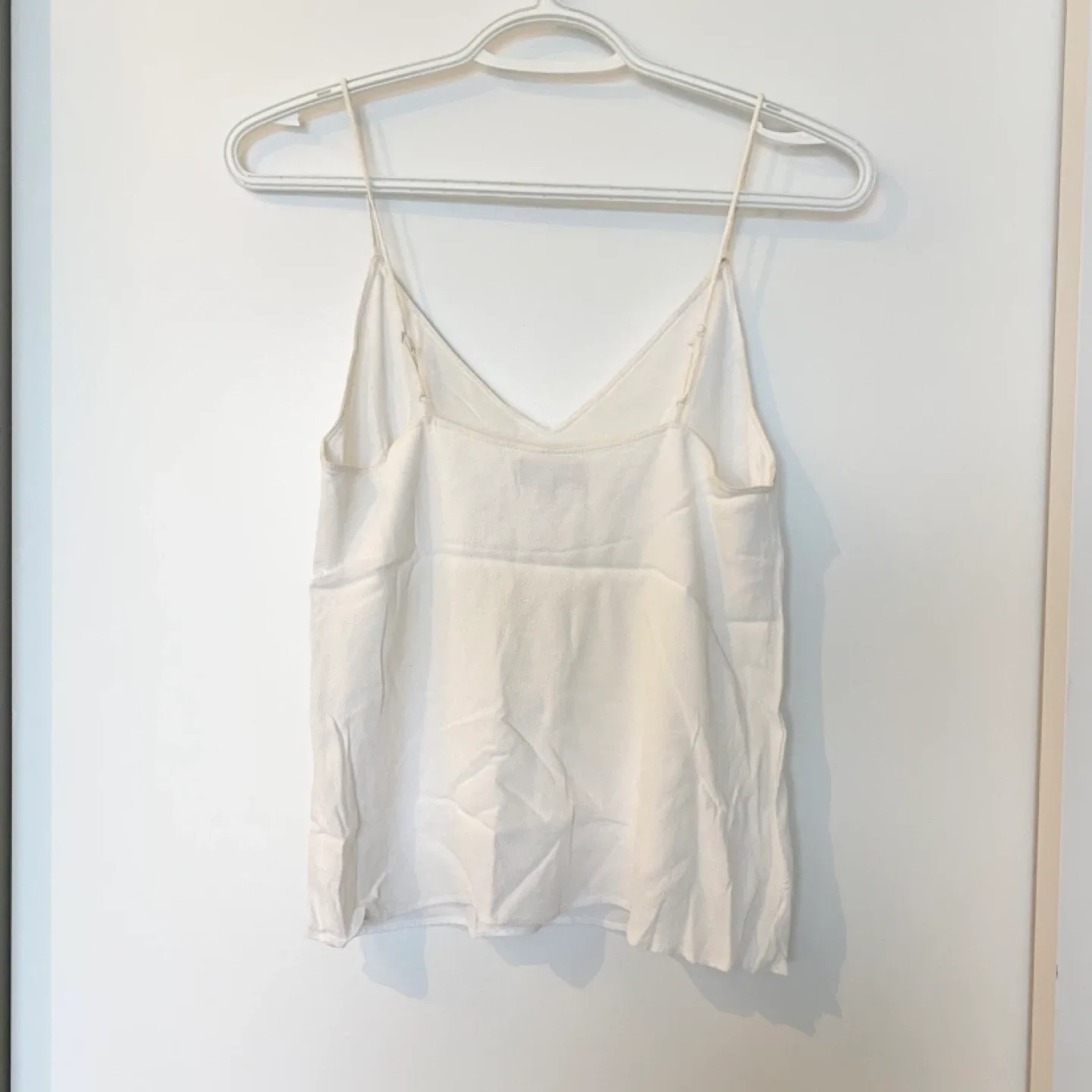 Aritzia Wilfred Free V-Neck Camisole (XXS) image indicator(2)