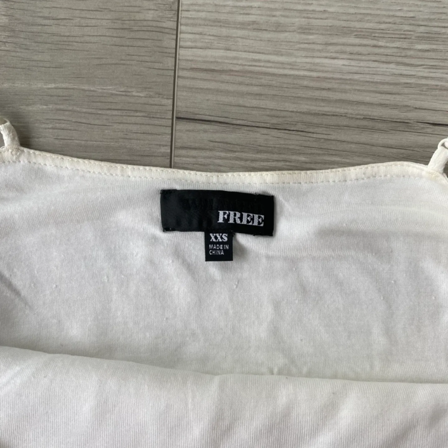 Aritzia Wilfred Free V-Neck Camisole (XXS) image indicator(3)