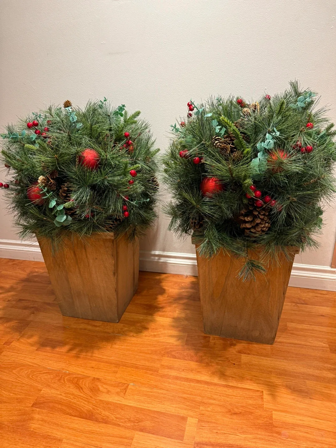 Set of 2 Christmas Planters image indicator(4)