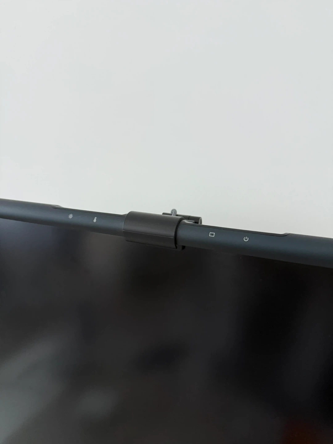 LG 4K UHD Ultrafine 27UN850-W Monitor - photo 3