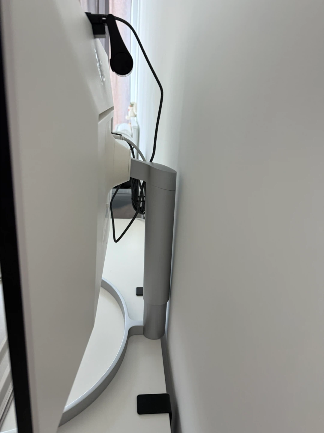 LG 4K UHD Ultrafine 27UN850-W Monitor - photo 4