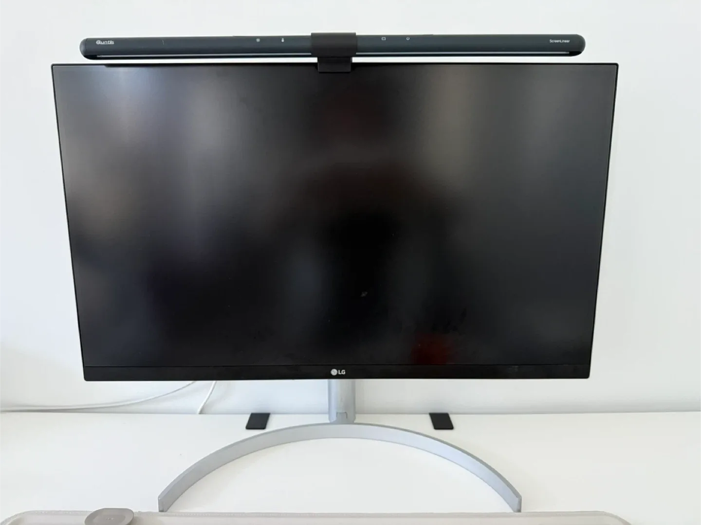 LG 4K UHD Ultrafine 27UN850-W Monitor thumbnail