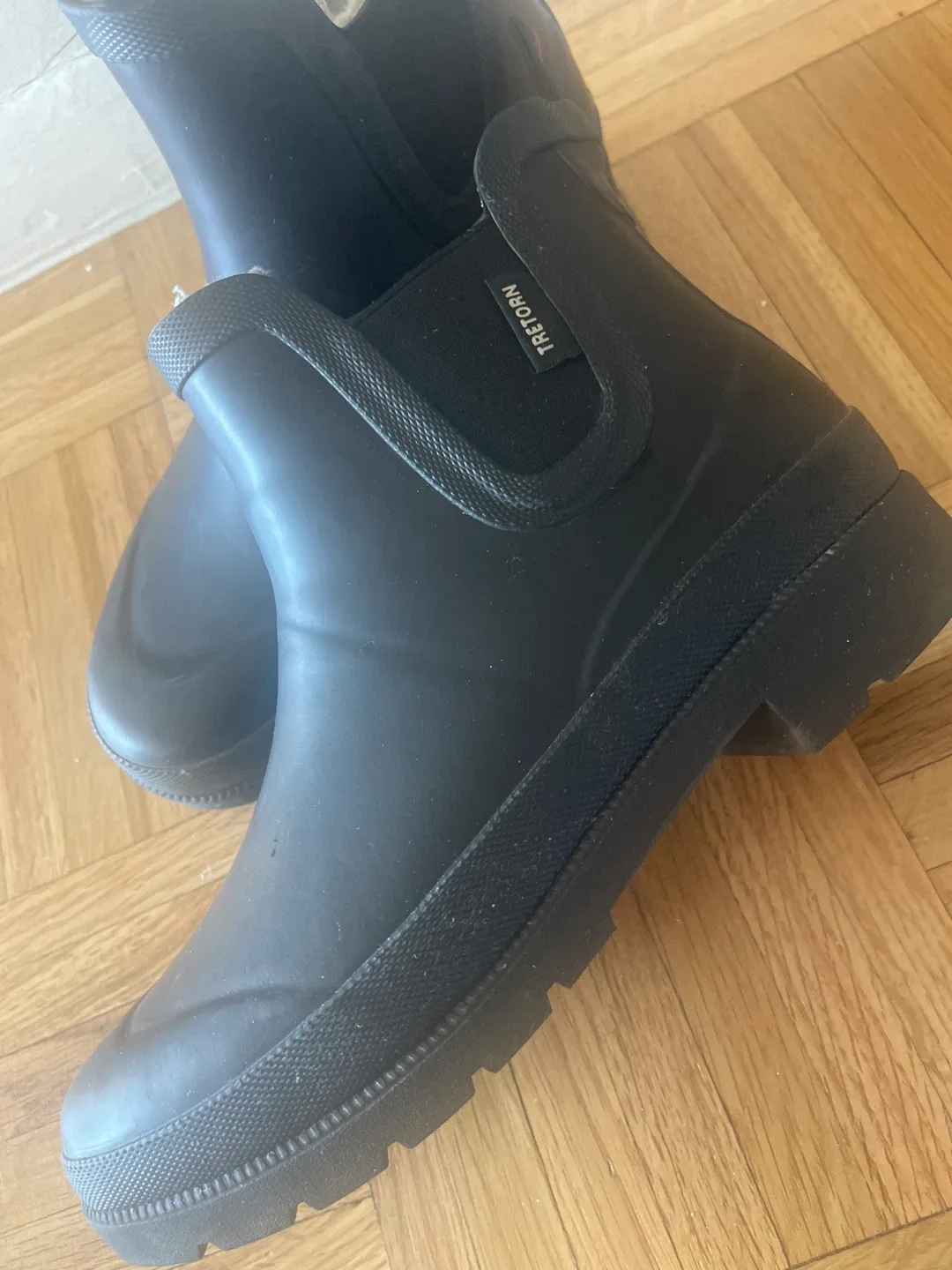 Tretorn Black Chelsea Boots- size US 7 image indicator(5)