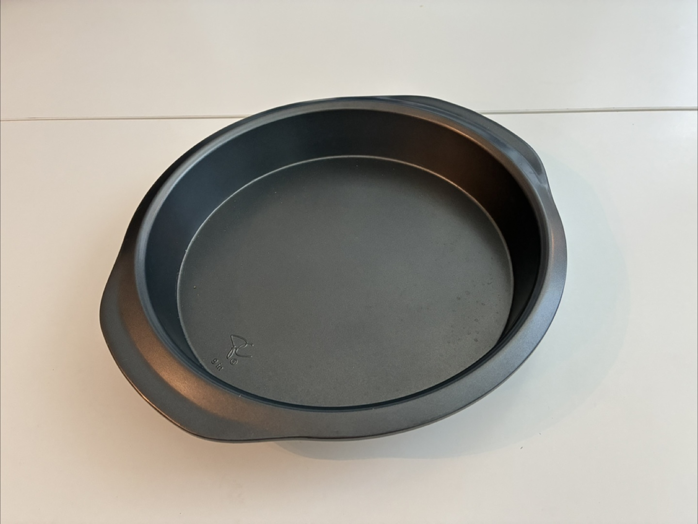 Metal cake and pie pan