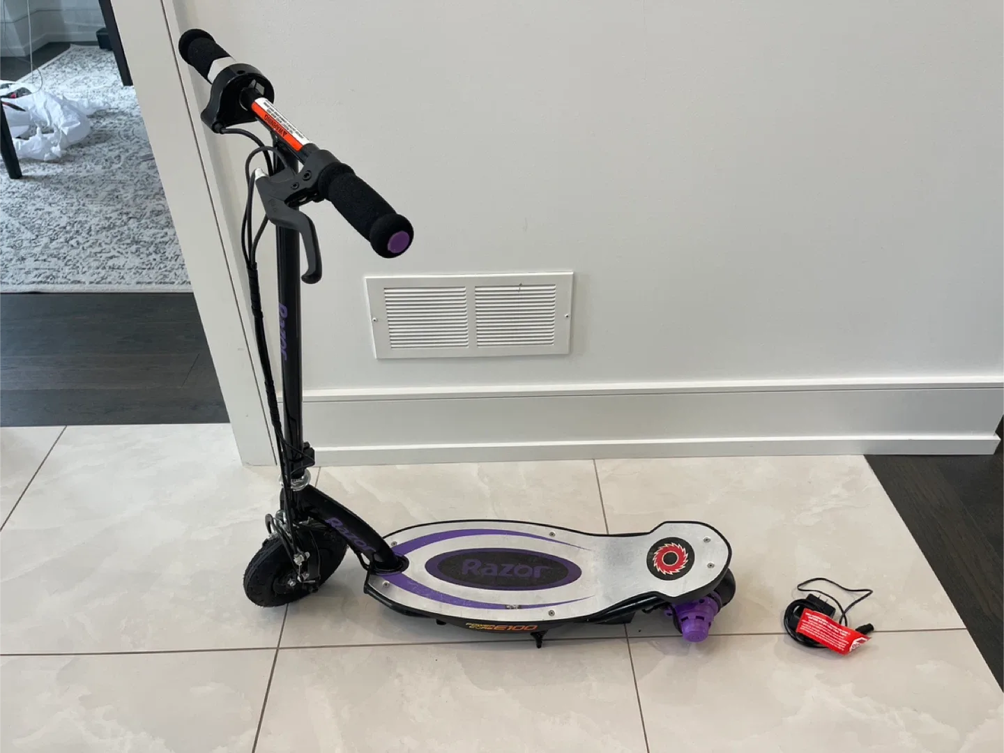 Razor E100 Electric Rechargeable Scooter image indicator(3)