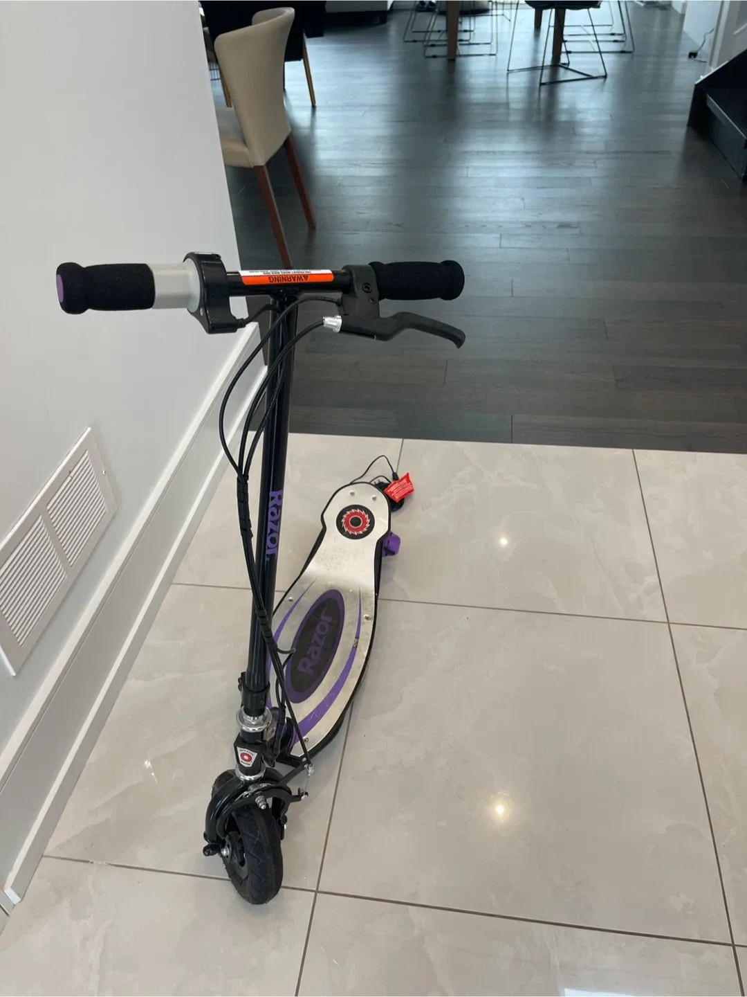 Razor E100 Electric Rechargeable Scooter image indicator(2)