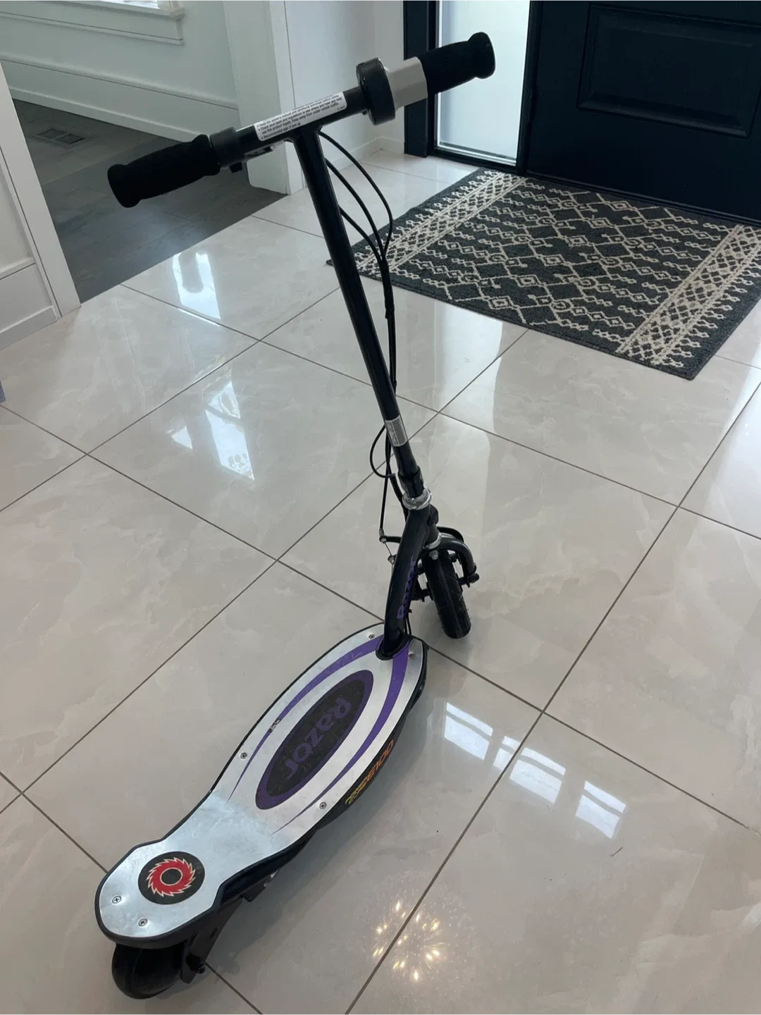Razor E100 Electric Rechargeable Scooter image indicator(4)