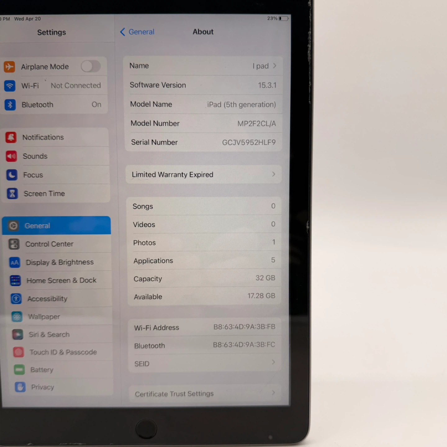 Apple iPad 5th Generation – 32 GB Wi-Fi – Space Gray - photo 2