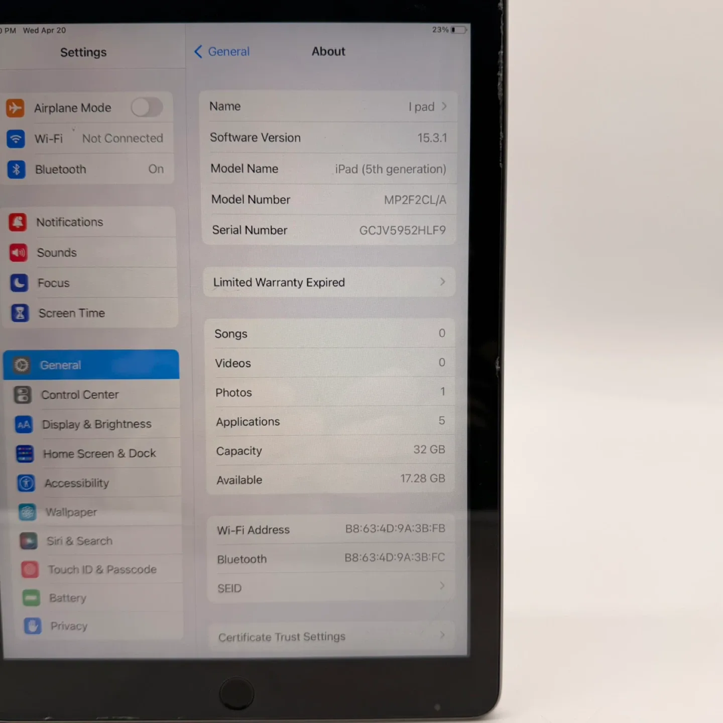 Apple iPad 5th Generation – 32 GB Wi-Fi – Space Gray image indicator(2)