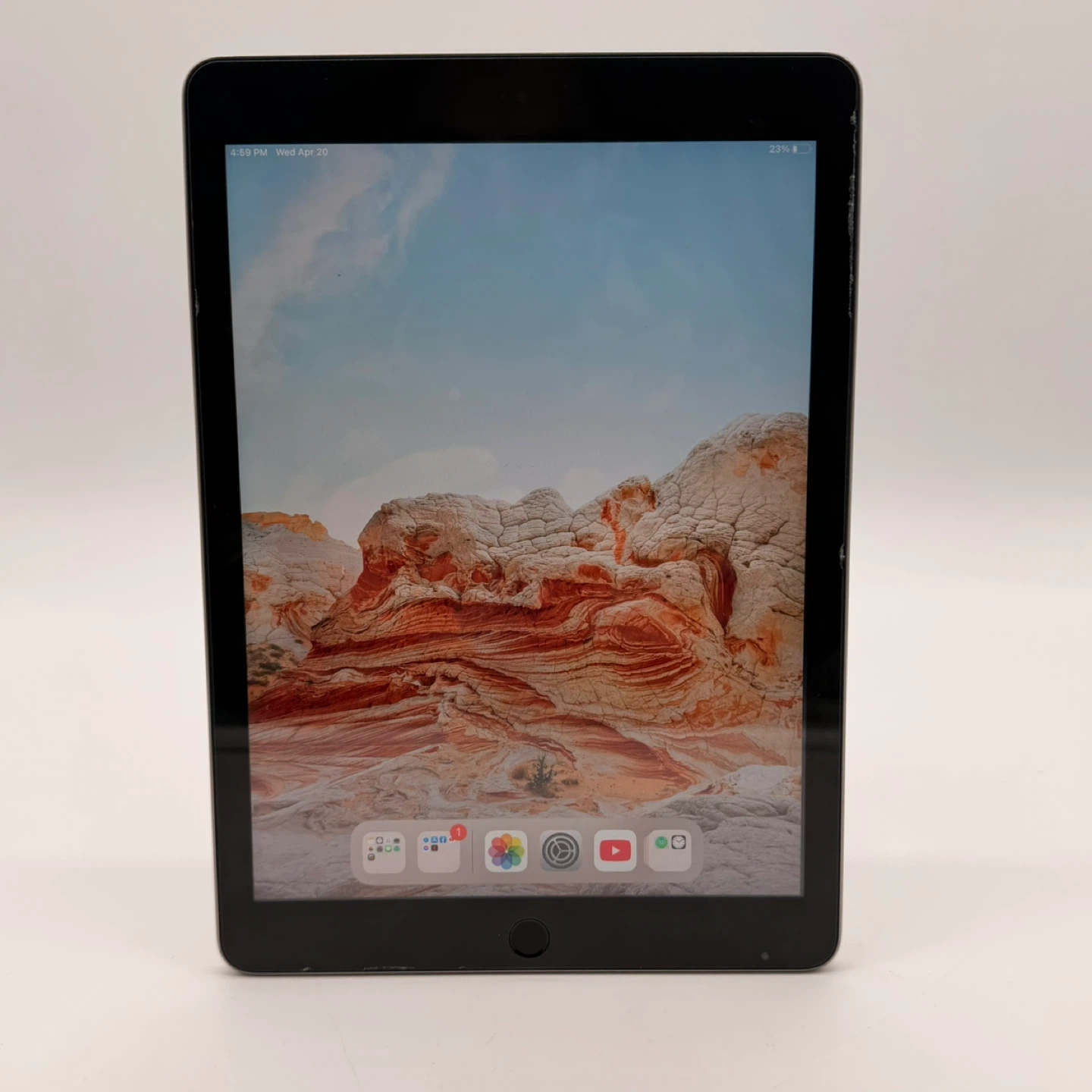 Apple iPad 5th Generation – 32 GB Wi-Fi – Space Gray