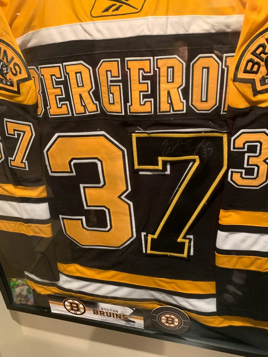 Boston Bruins Bergeron #37 Framed Jersey image indicator(2)