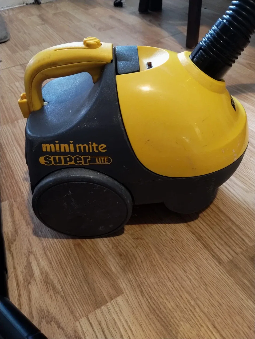 Eureka Mini Mite Super Lite Vacuum image indicator(2)