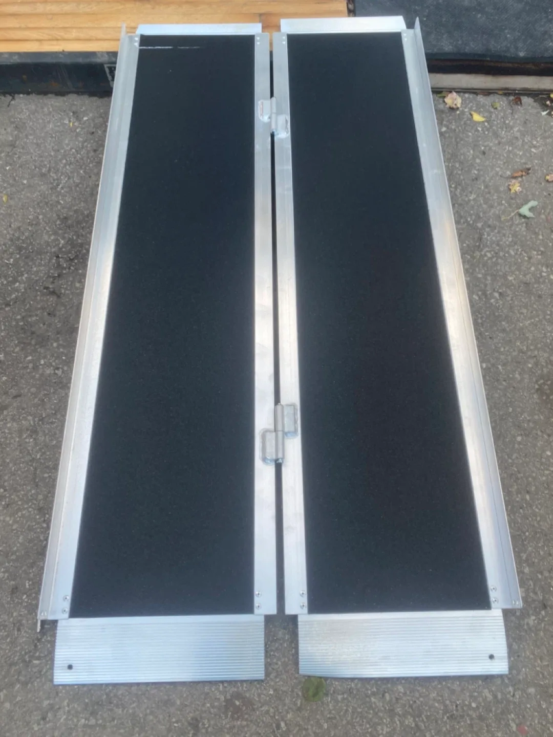5ft Folding Aluminum Wheelchair Ramp image indicator(2)