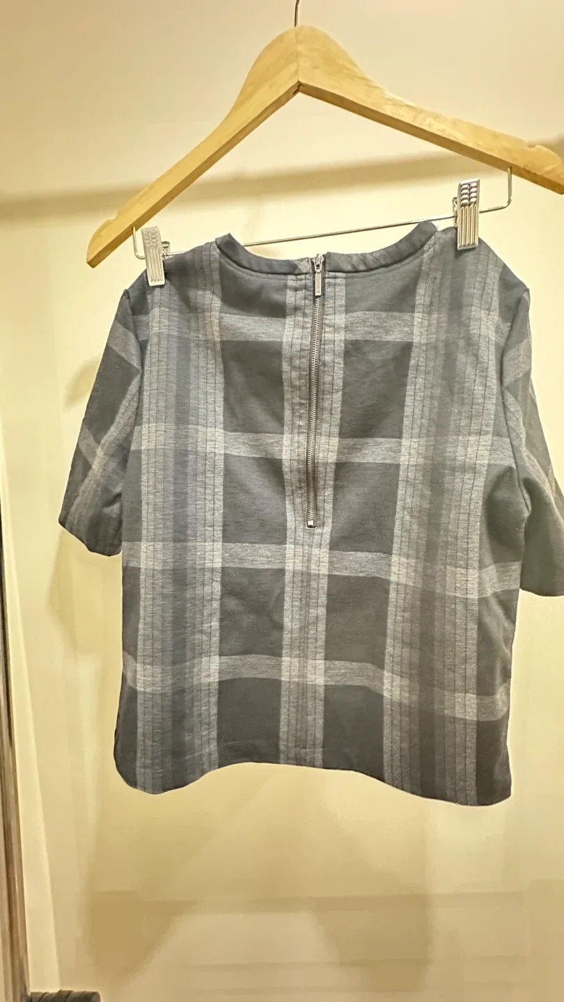 Women size Small Grey Plaid Short Sleeve Blouse image indicator(3)