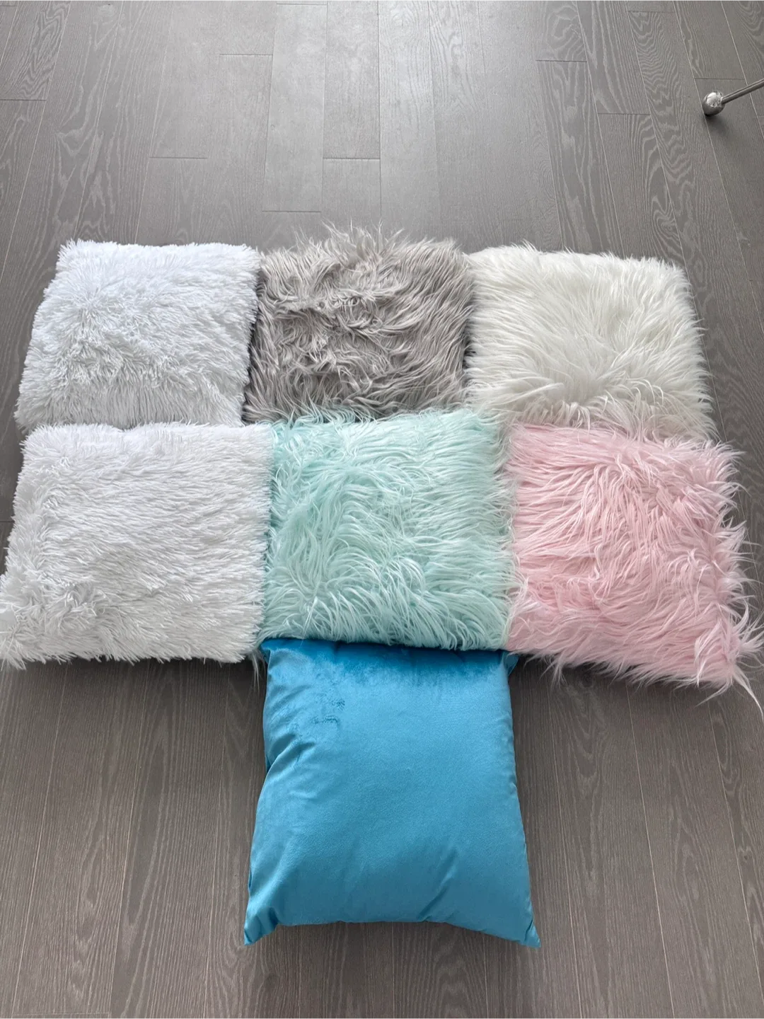 Decorative Throw Pillows - Assorted Colours & Textures image indicator(5)