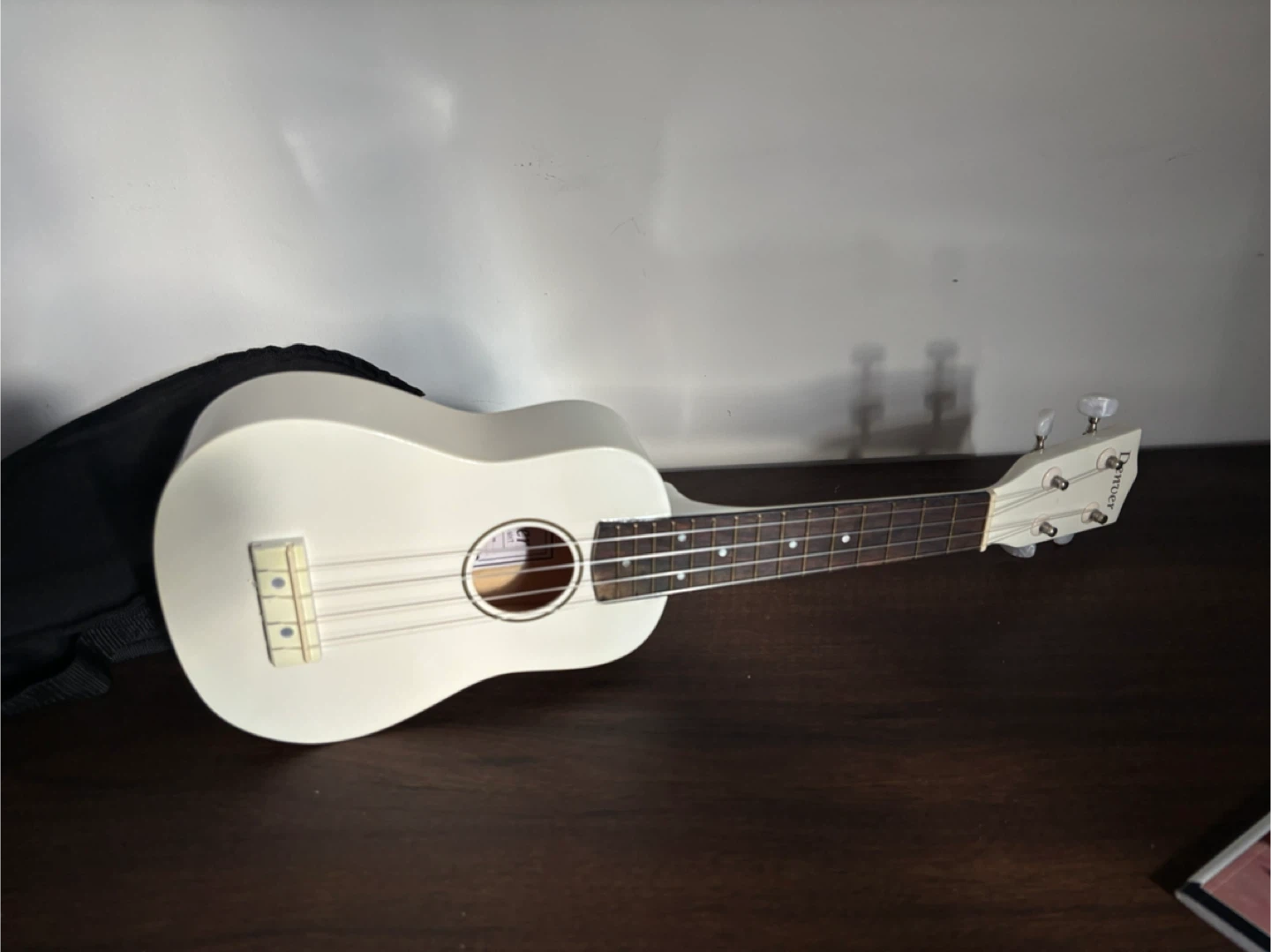 Denver Duke-WT White Ukulele with Case
