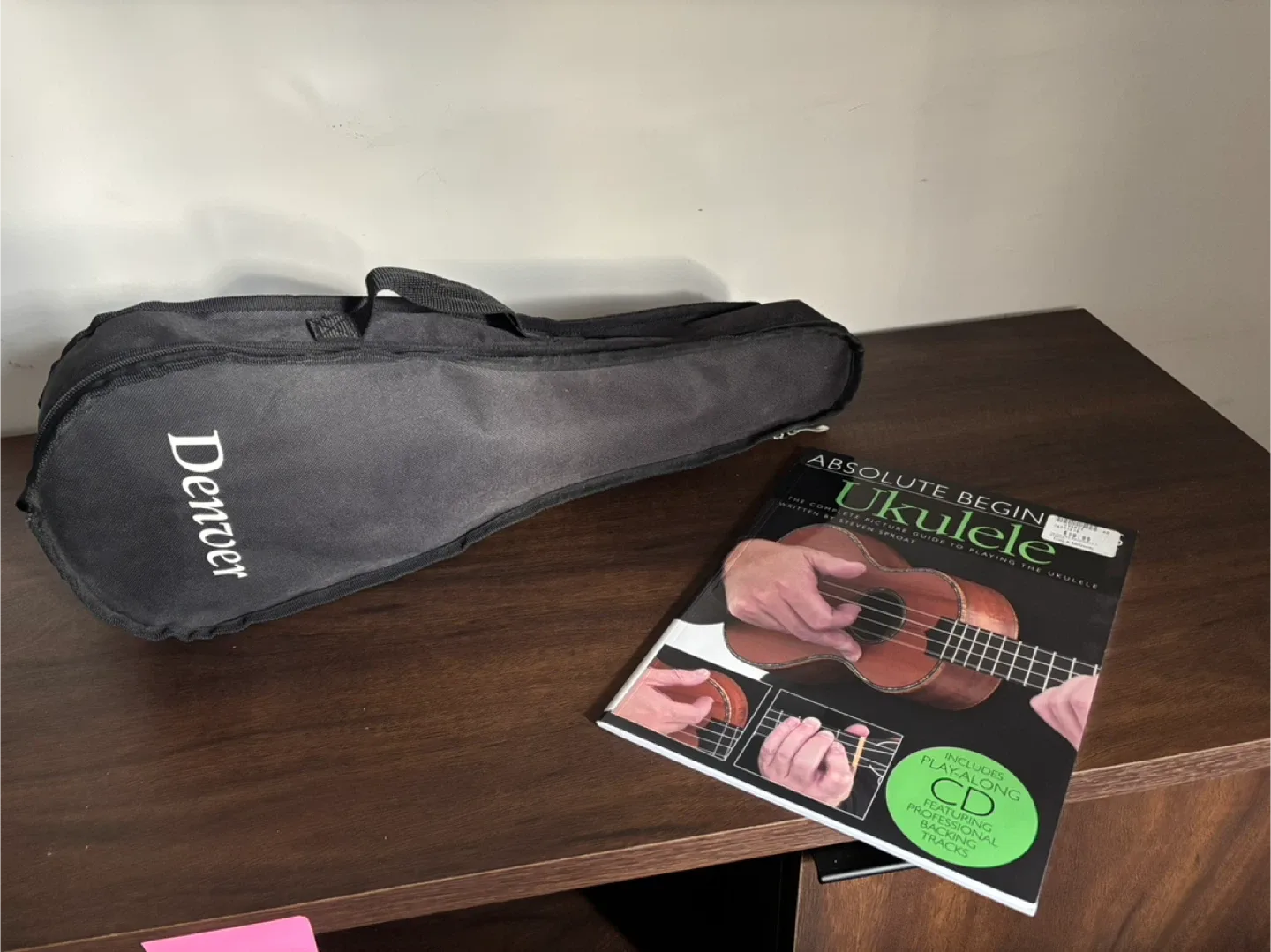 Denver Duke-WT White Ukulele with Case image indicator(2)