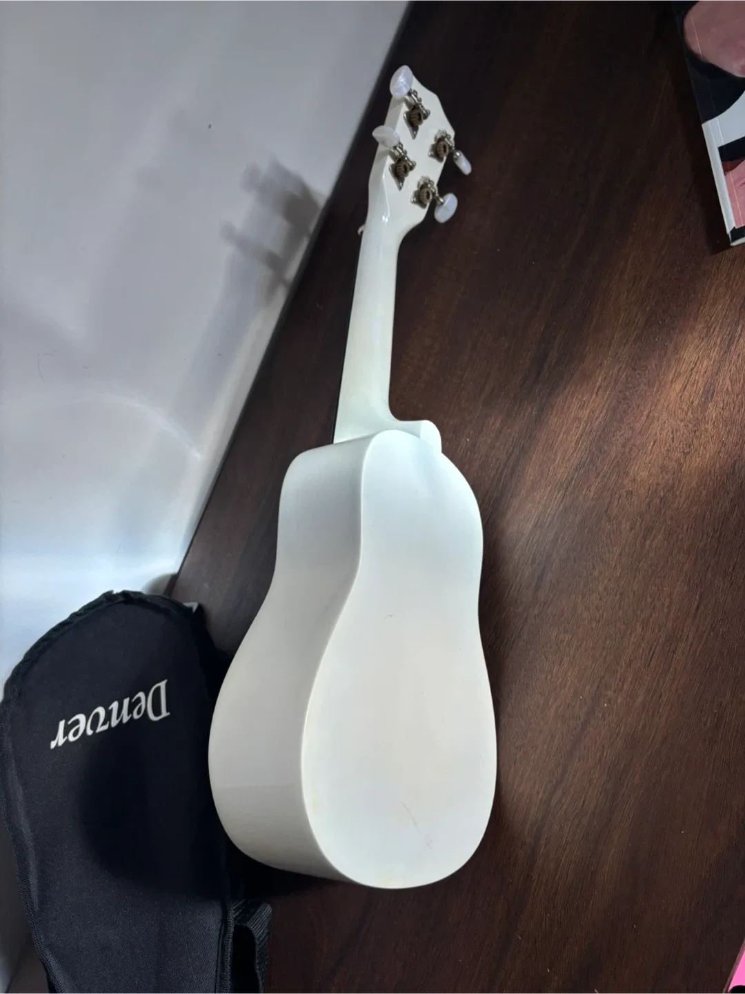 Denver Duke-WT White Ukulele with Case image indicator(4)