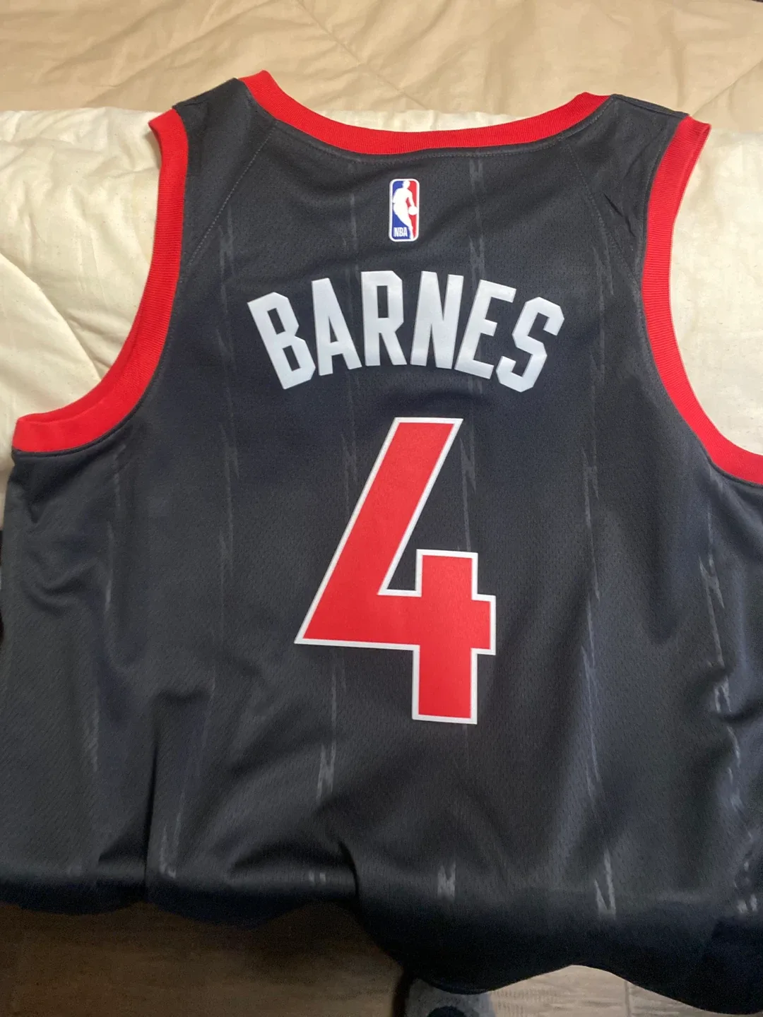Toronto Raptors Barnes #4 Jersey - XL image indicator(2)