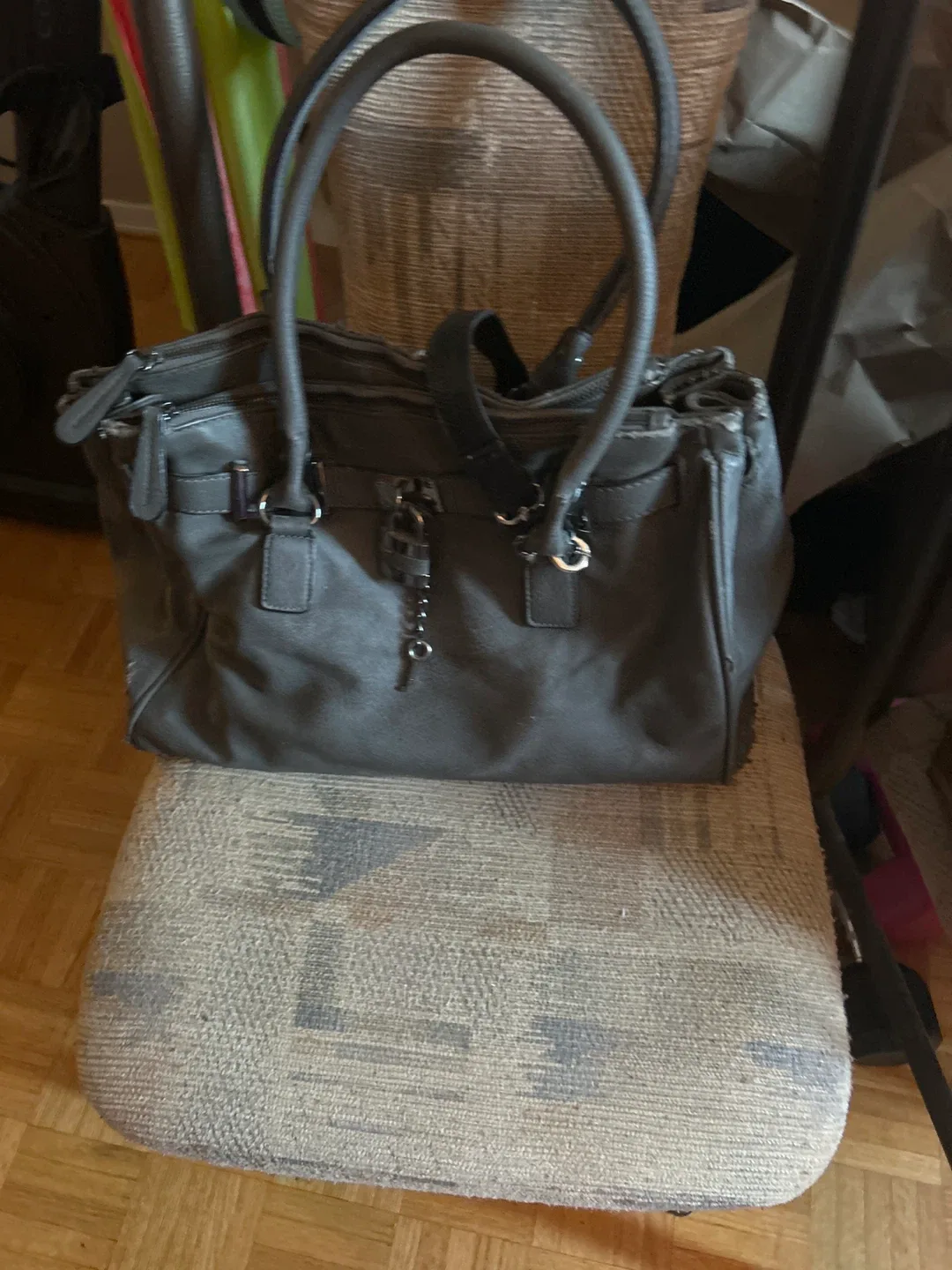 Grey handbag image indicator(2)