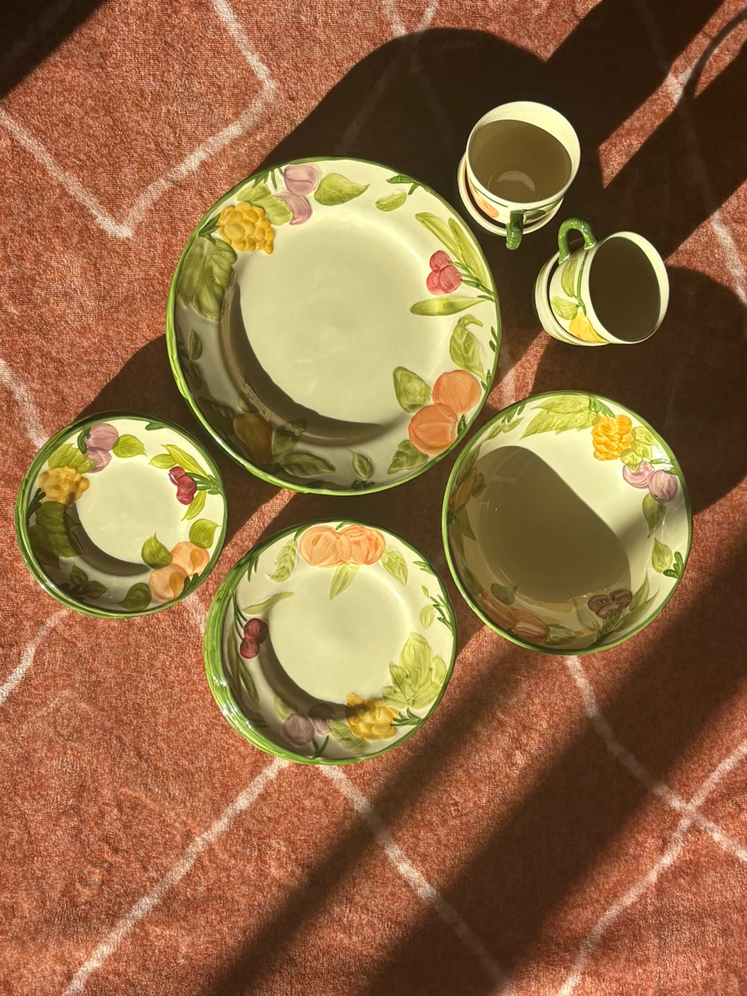 21 Pieces Vintage Floral Dinnerware Set - Plates, Bowls, Mugs - photo 4