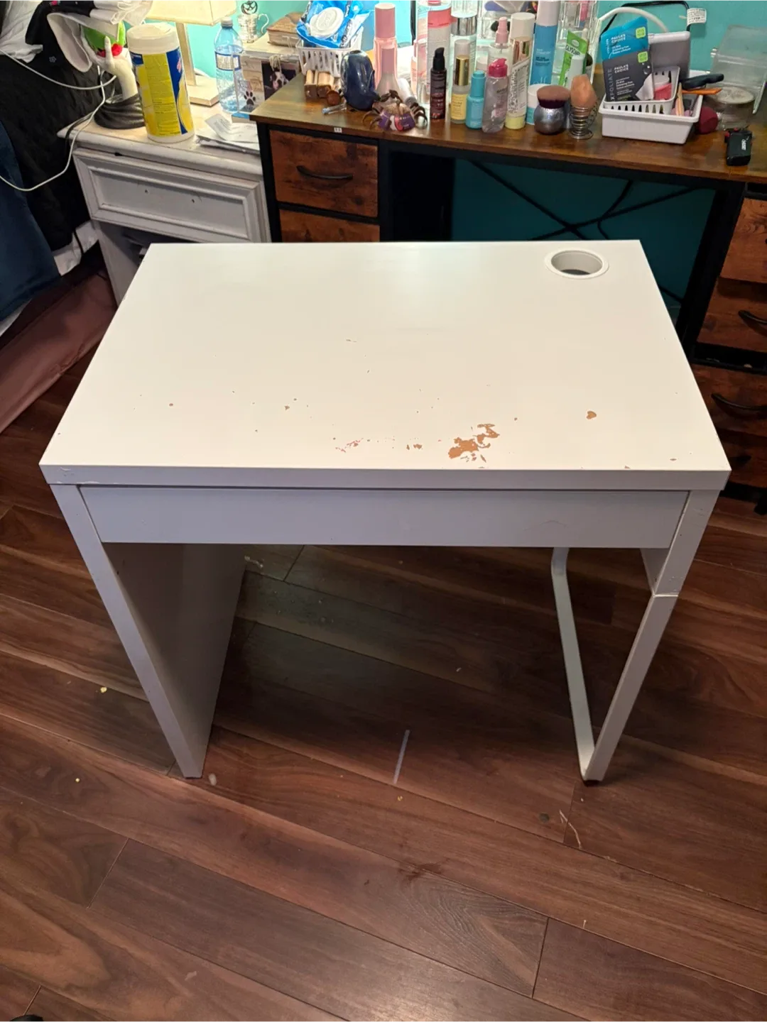 White Desk and Rolling Stool image indicator(6)