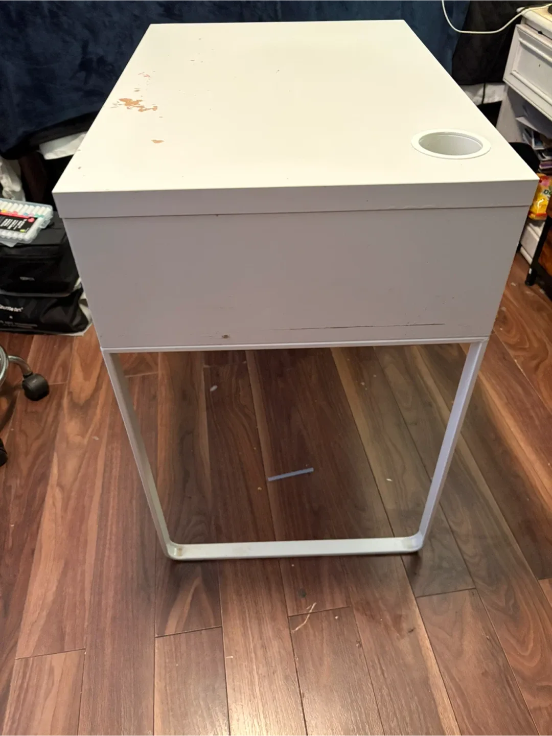 White Desk and Rolling Stool image indicator(8)