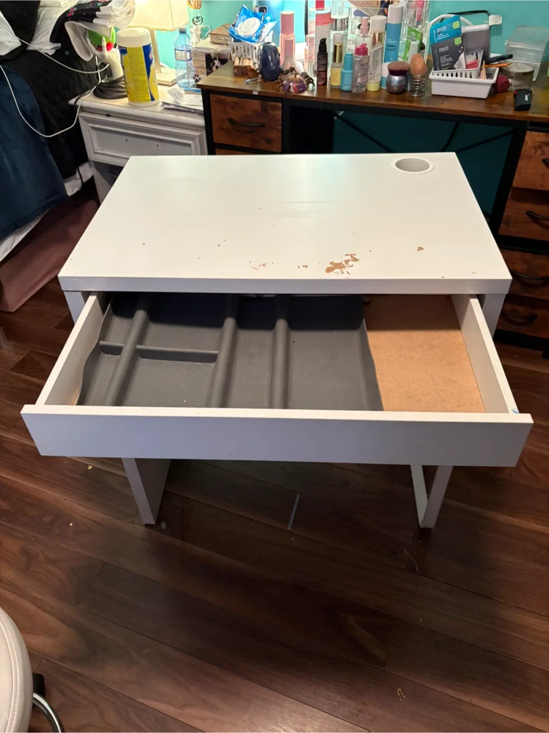 White Desk and Rolling Stool image indicator(7)