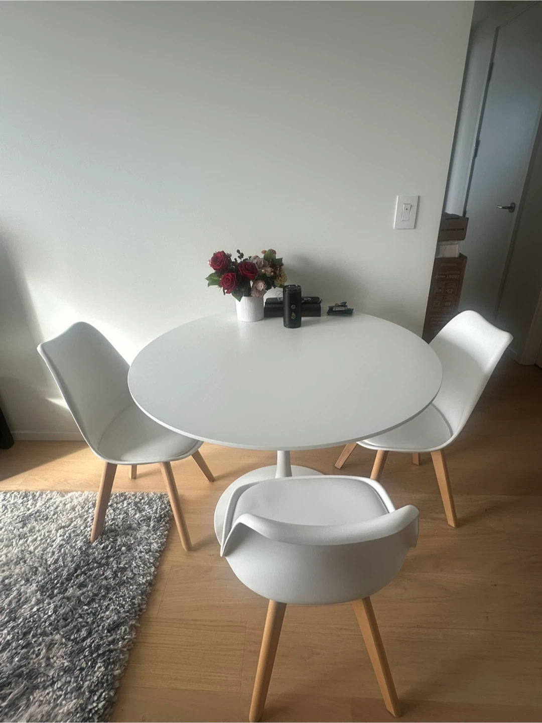 White Round Dining Table with 4 Chairs - photo 2
