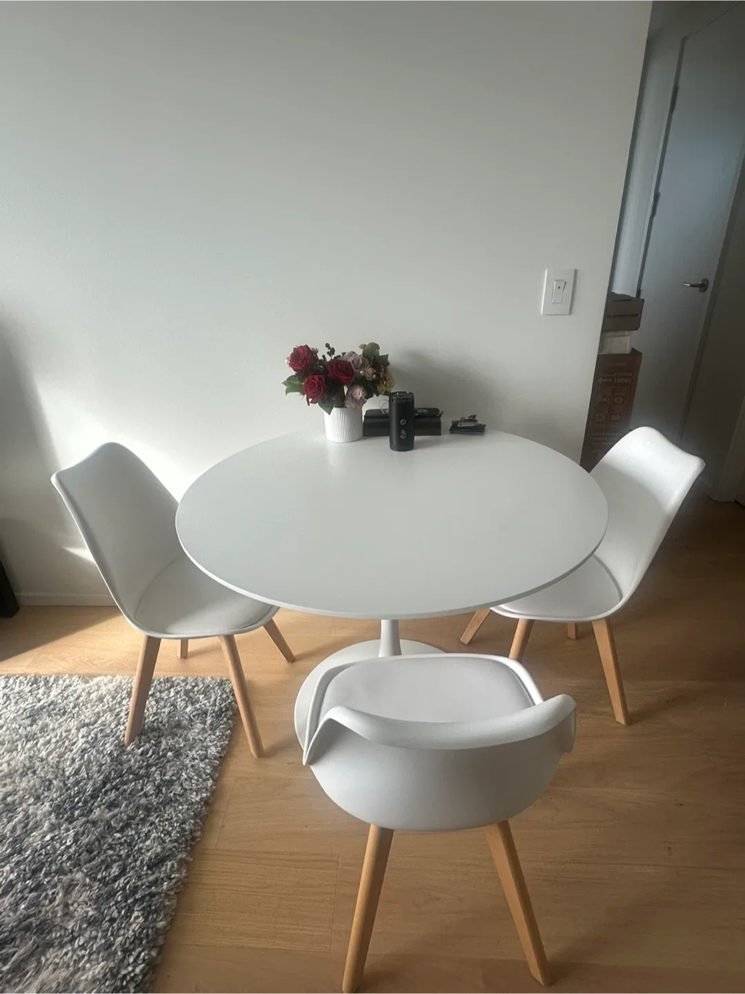 White Round Dining Table with 4 Chairs image indicator(2)